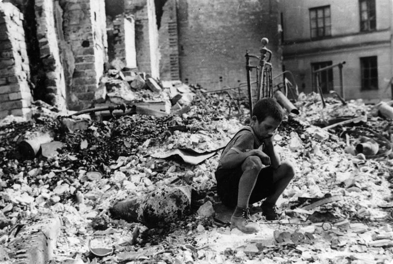 Dziewięcioletni Ryszard Pajewski na ruinach, zbombardowanego domu na rogu ulic Blaszanej i Olszowej