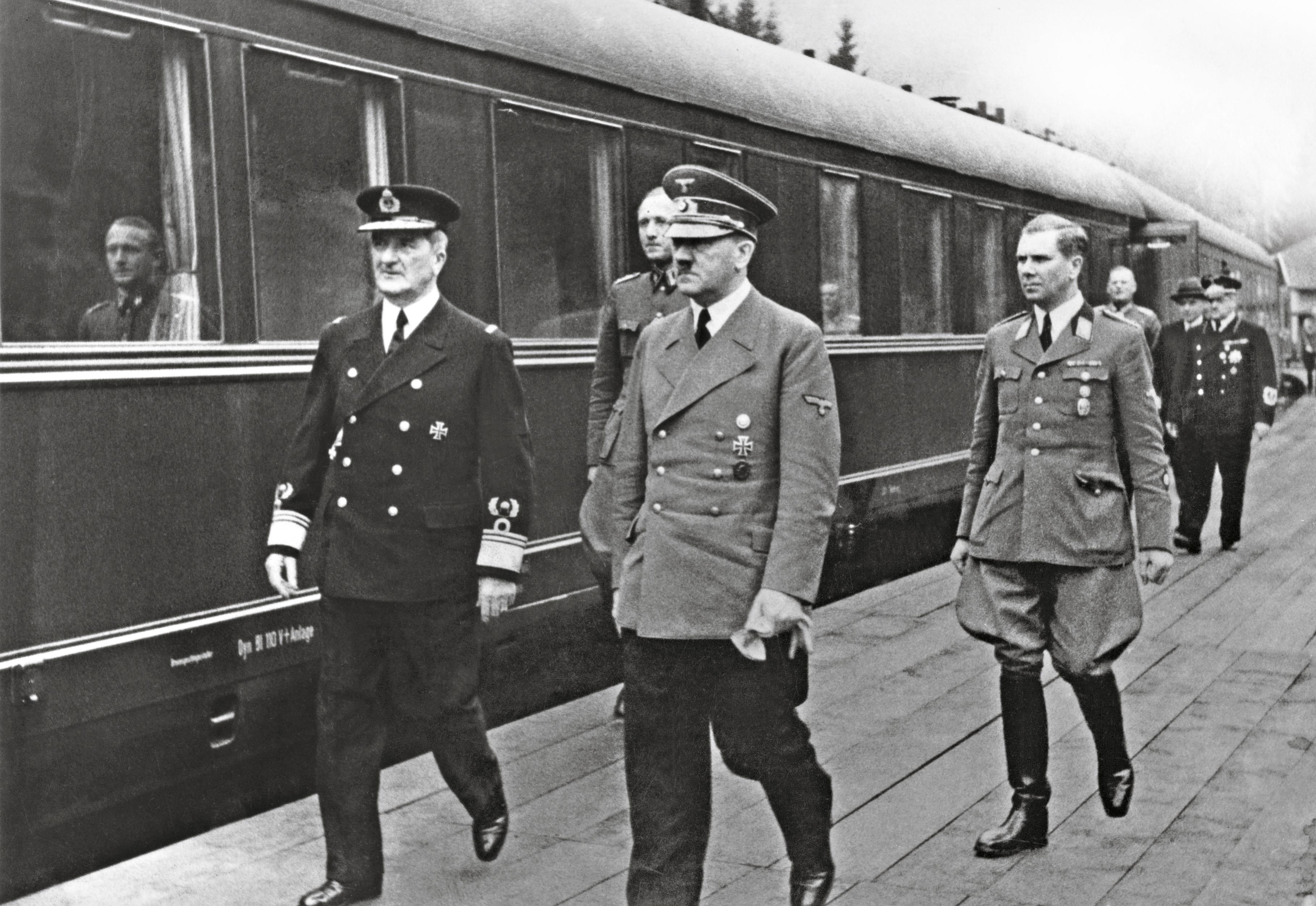 Regent Miklós Horthy (z lewej) z Adolfem Hitlerem w czasie kampanii bałkańskiej, za nim Albert Bormann, adiutant Hitlera, 24 kwietnia 1941 r.