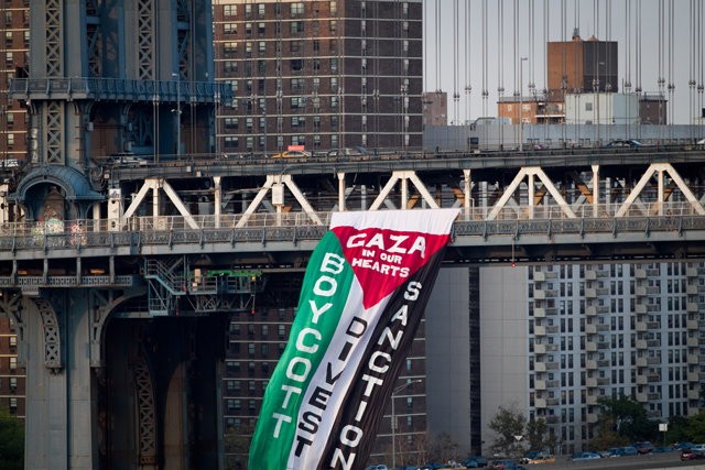 Akcja z 20 sierpnia na Manhattan Bridge / ArtBiznes