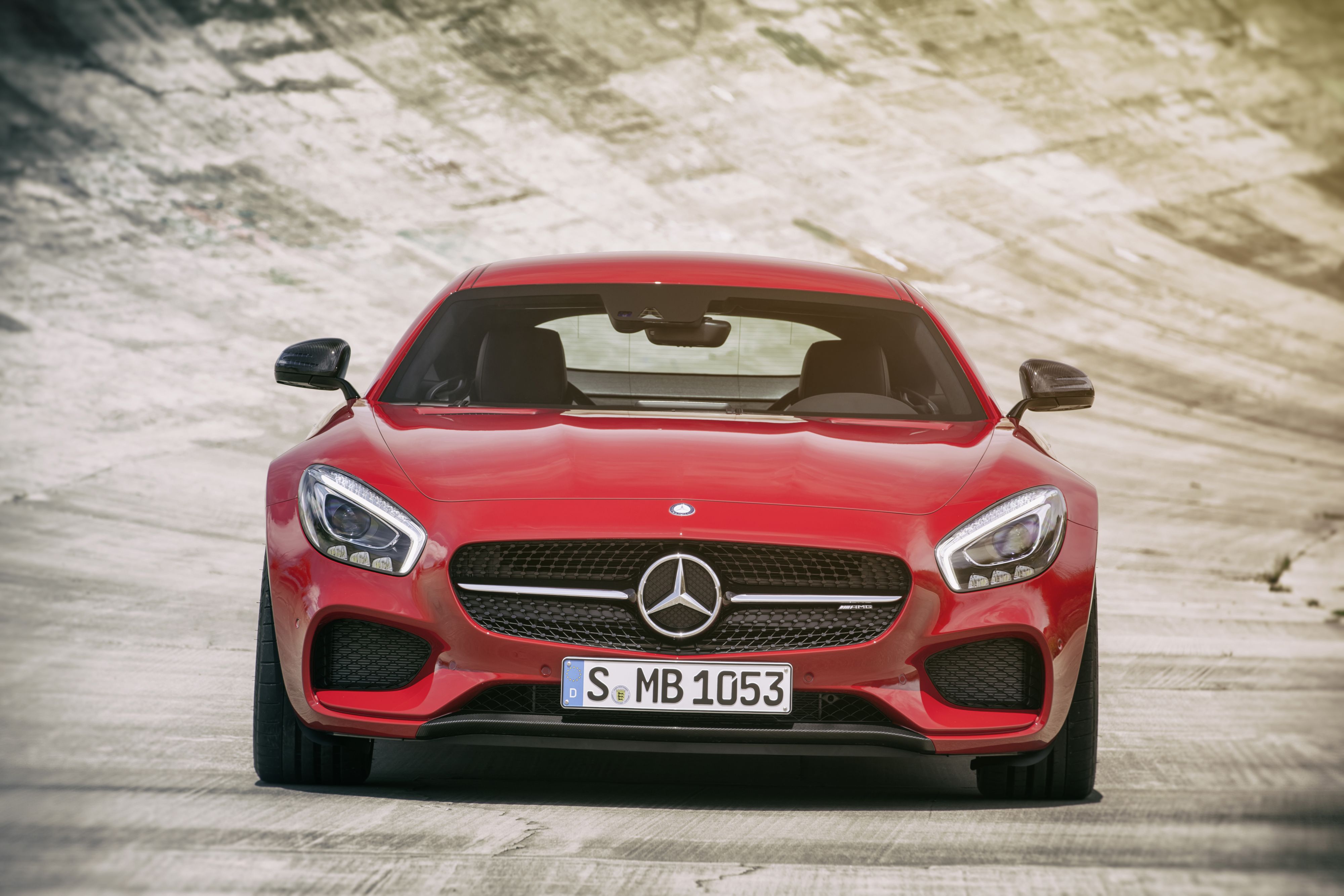 Pod względem współczynnika mocy do masy - około 3,3 kg/KM - nowy mercedes-AMG GT należy do czołówki. Producent twierdzi, że auto ma średnio zużywać 9,3 l/100 km (cykl NEDC). Ktoś tu chyba opowiada… bajki?