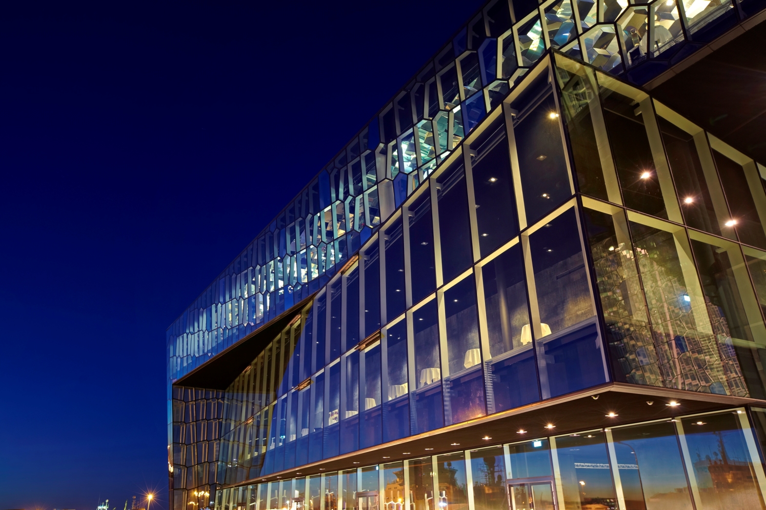 Nagroda, która przyznawana jest przez Komisję Europejską, Parlament Europejski i Fundację Miesa van der Rohe powędrowała do Harpa Concert Hall and Conference Centre, w której urządzono filharmonię