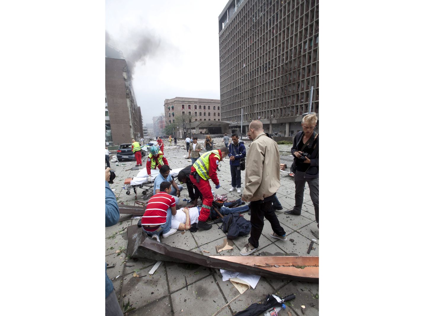 Pomoc rannym po eksplozji w Oslo