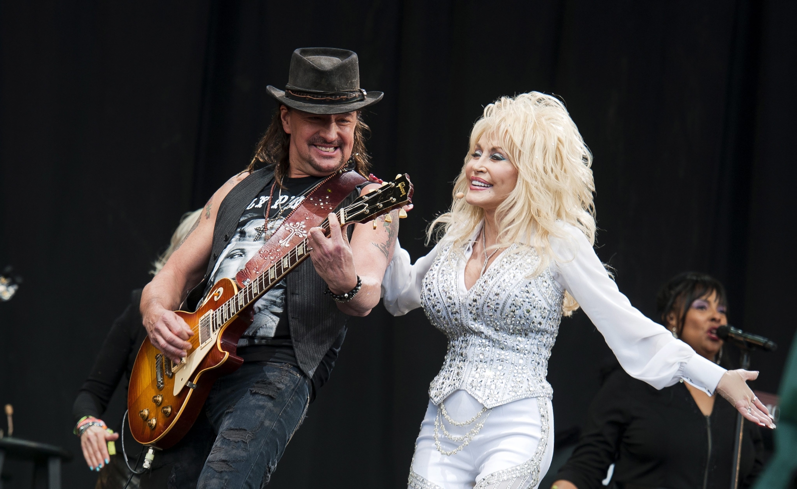 Ponad 20 jej płyt pokryło się złotem lub platyną, 25 jej numerów znalazło się na szczycie Billboard Country. Do tego zdobyła siedem nagród Grammy, 10 Country Music Association Awards, siedem Academy of Country Music Awards, trzy American Music Awards oraz Country Music Association's Entertainer of the Year Award. Była też dwukrotnie nominowana do Oscara
