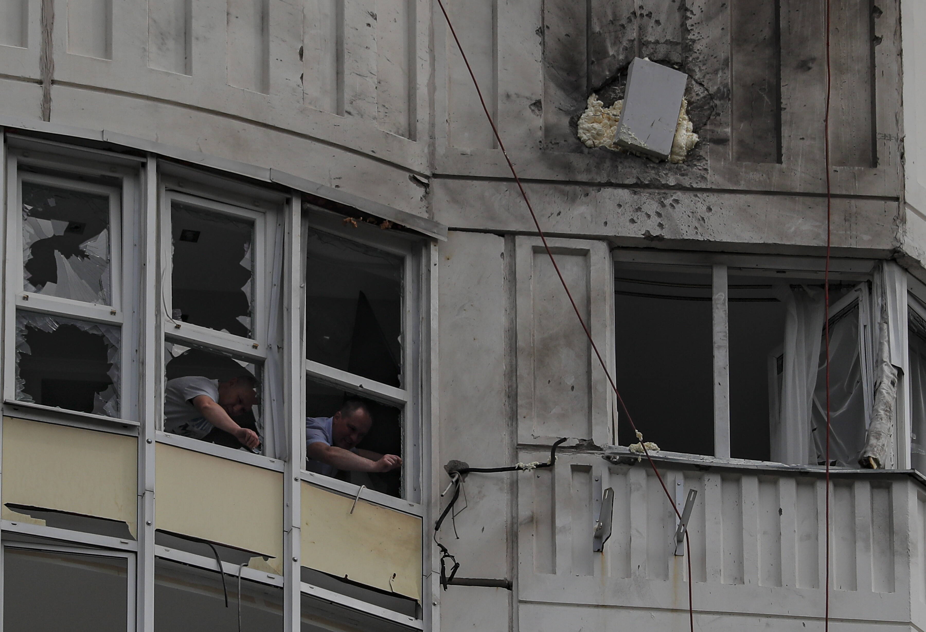Rosyjscy śledczy pracują w zniszczonym mieszkaniu w budynku mieszkalnym po ataku drona. Moskwa, 30 maja 2023 r.