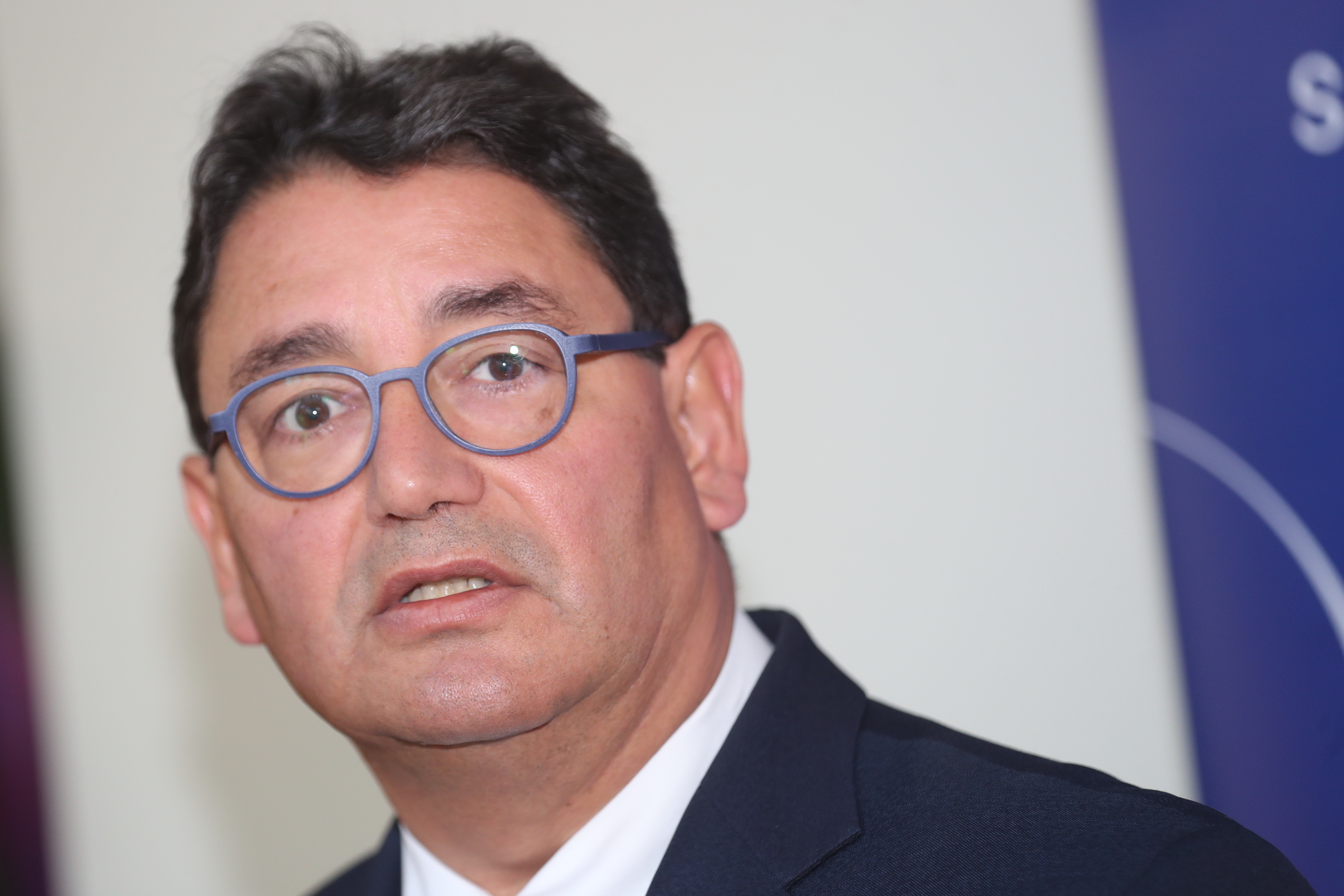 Csalók élnek vissza Merkely Béla nevével!