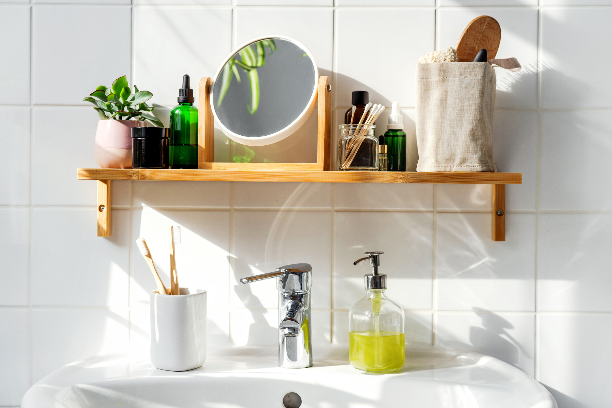 Három fürdőszobai takarítási tipp: szórd ezt a vécébe, tedd ezt a  törölközővel, így oldd a szappanos foltot a zuhanyfülkében - kiskegyed.hu