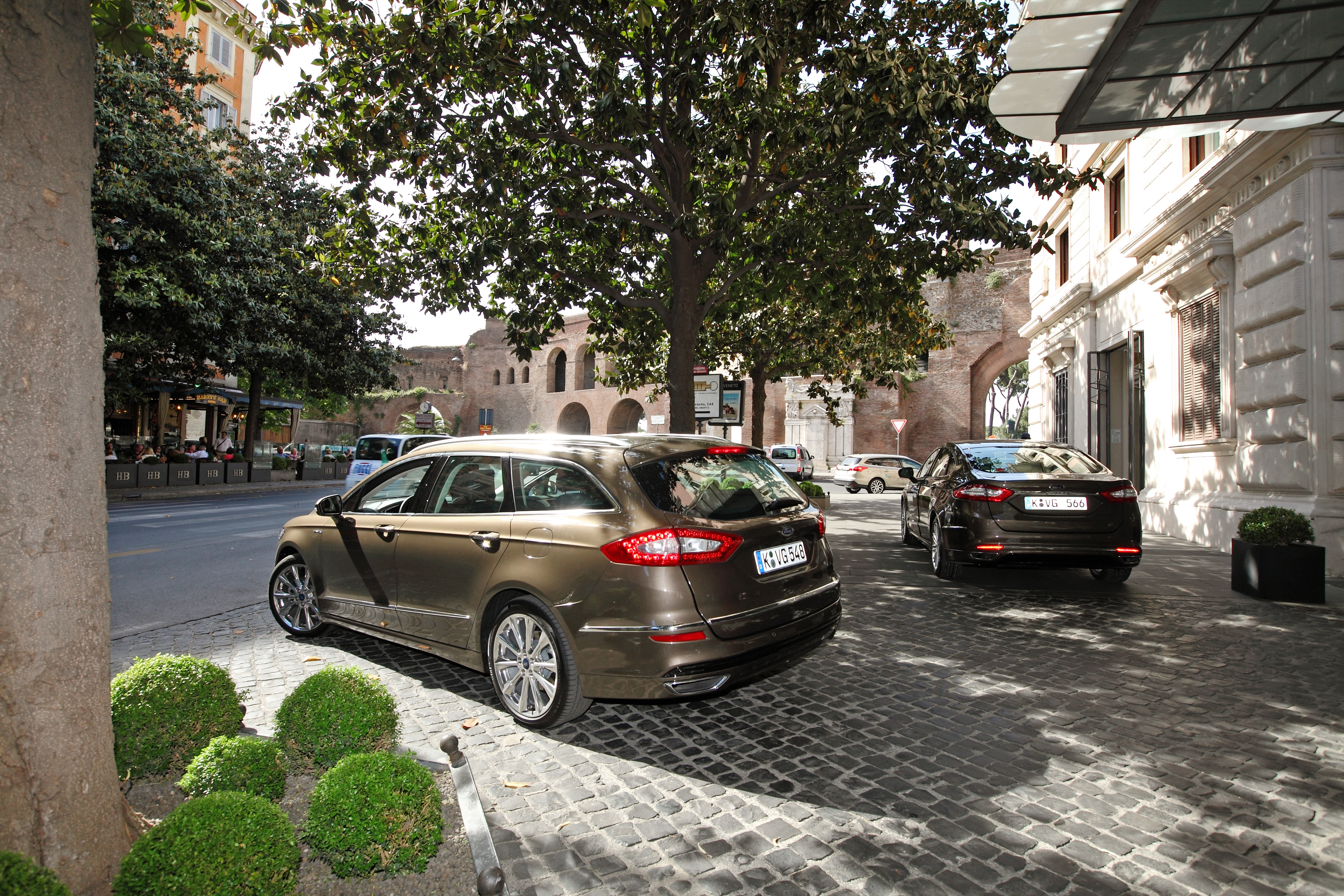 Ford podkreśla, że każdy pojazd serii vignale jest wykańczany ręcznie przez wyspecjalizowany personel zatrudniony w nowym centrum produkcyjnym Vignale Centre w Walencji. Nowy mondeo vignale będzie dostępny tylko jako czterodrzwiowy sedan lub kombi.