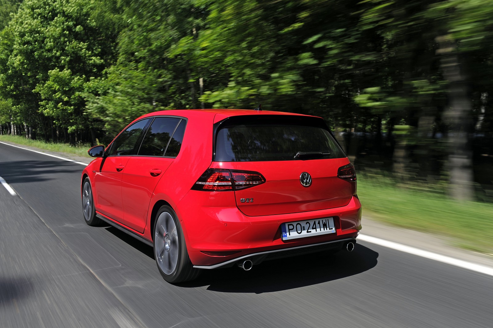 Teraz coś dla fanów niemieckiej myśli technicznej… Silnik nowego GTI należy do trzeciej generacji serii EA888 i ma całkowicie nową głowicę cylindrów. Jako nowość w tej klasie mocy, chłodzony wodą kolektor wydechowy został w pełni zintegrowany z głowicą cylindrów. Taki sposób chłodzenia spalin ma duży wpływ na obniżenie zużycia paliwa. Silnik TSI o pojemności 1984 cm3 posiada regulowany układ sterowania zaworami z podwójną regulacją faz rozrządu. Dodatkowo po stronie wylotu skok zaworów ma dwustopniową regulację.
