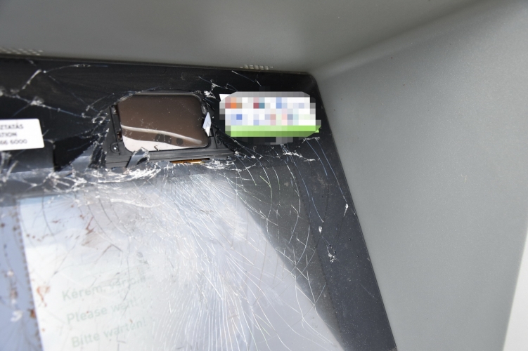 Elkapta az ideg a somlóvásárhelyi férfit: egy bankautomatát és több autót is ripityára tört – fotók