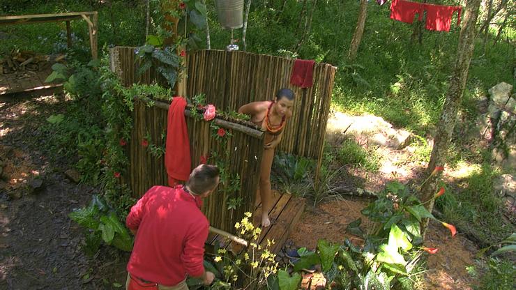 A lány zuhanyozni indult, Gabó pedig, Kabát Petit küldte utána a dzsungelbe kukkolni /Fotó: RTL Klub