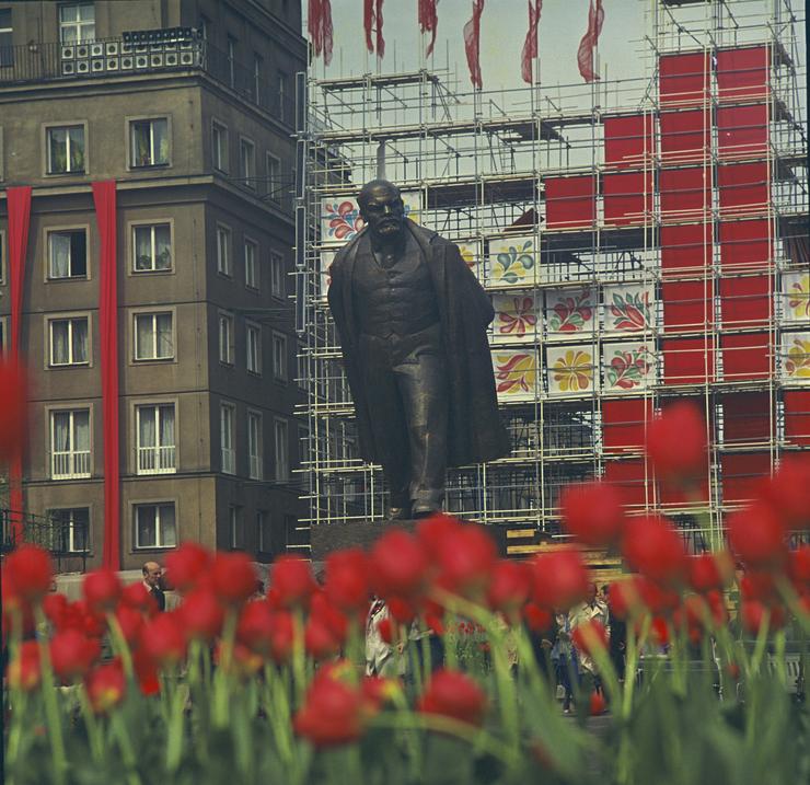 Statue de Lénine à Nowa Huta avec les décorations du 1er mai.