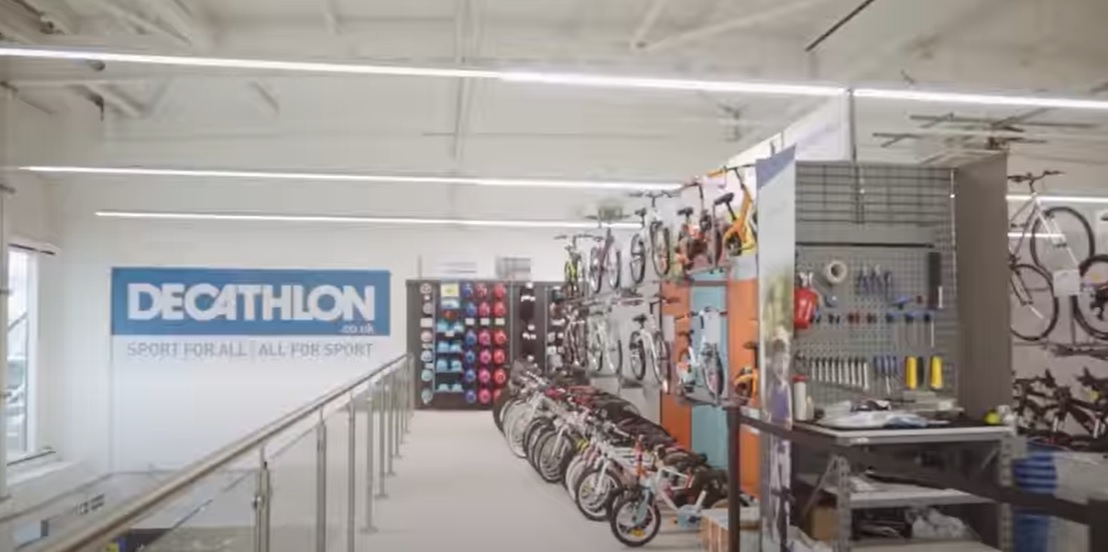 Videón a döbbenetes eset: a vészkijáraton át menekítették az embereket – Verekedés tört ki egy budapesti  Decathlonban