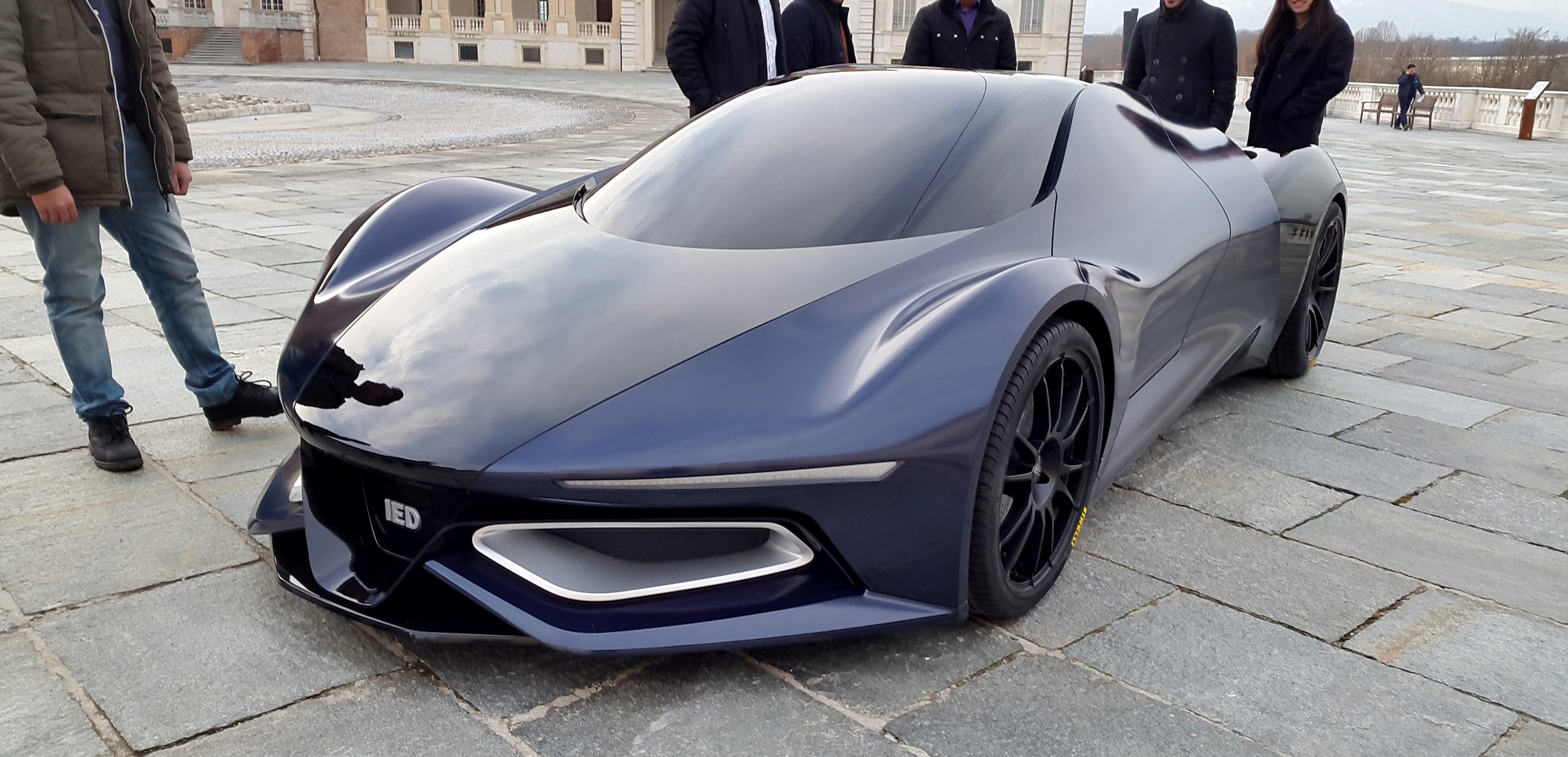 Odrobinę mniej. Napęd jest oczywiście hybrydowy - zespół składa się z silnika benzynowego 4.0 V6 twin turbo umieszczonego centralnie (napęd trafia na tylną oś) i wspomagającej jednostki elektrycznej napędzającej przednie koła. Łączna moc to 900 KM.