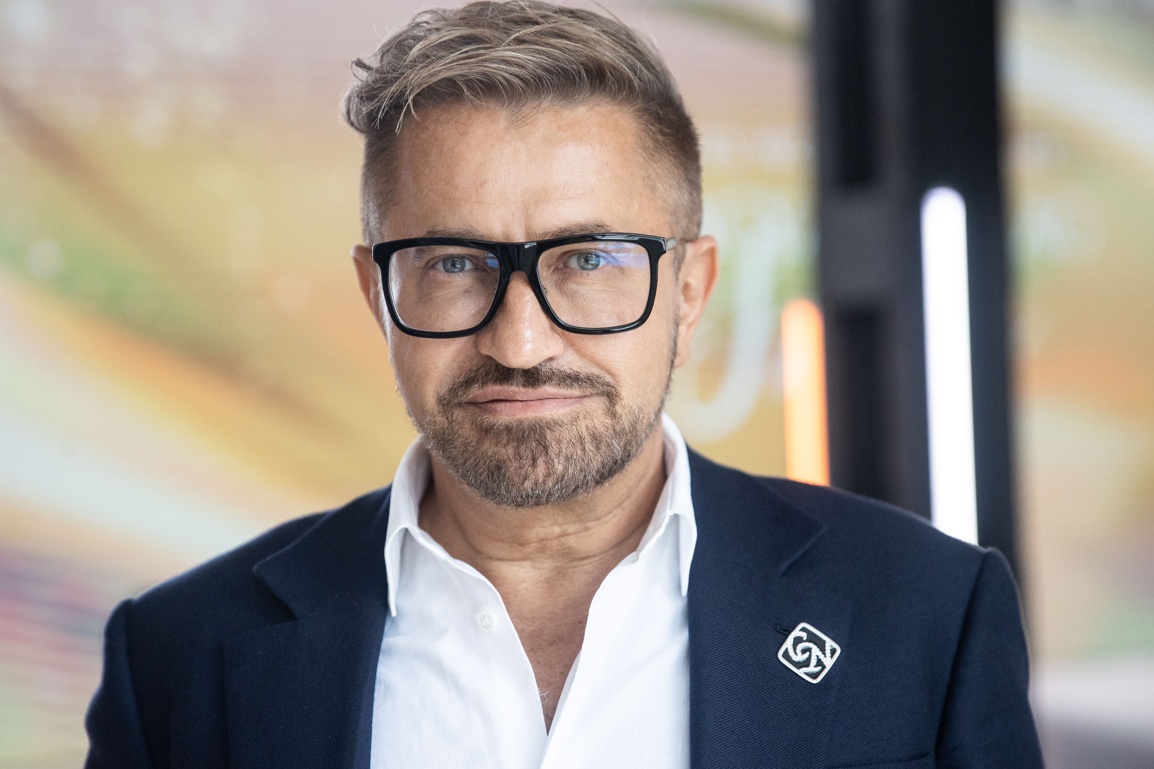 Mi lehet az ott Jákob Zoltán feje felett? „Akkor jelent meg, amikor meglettem az összes karácsonyi ajándékkal” – fotó