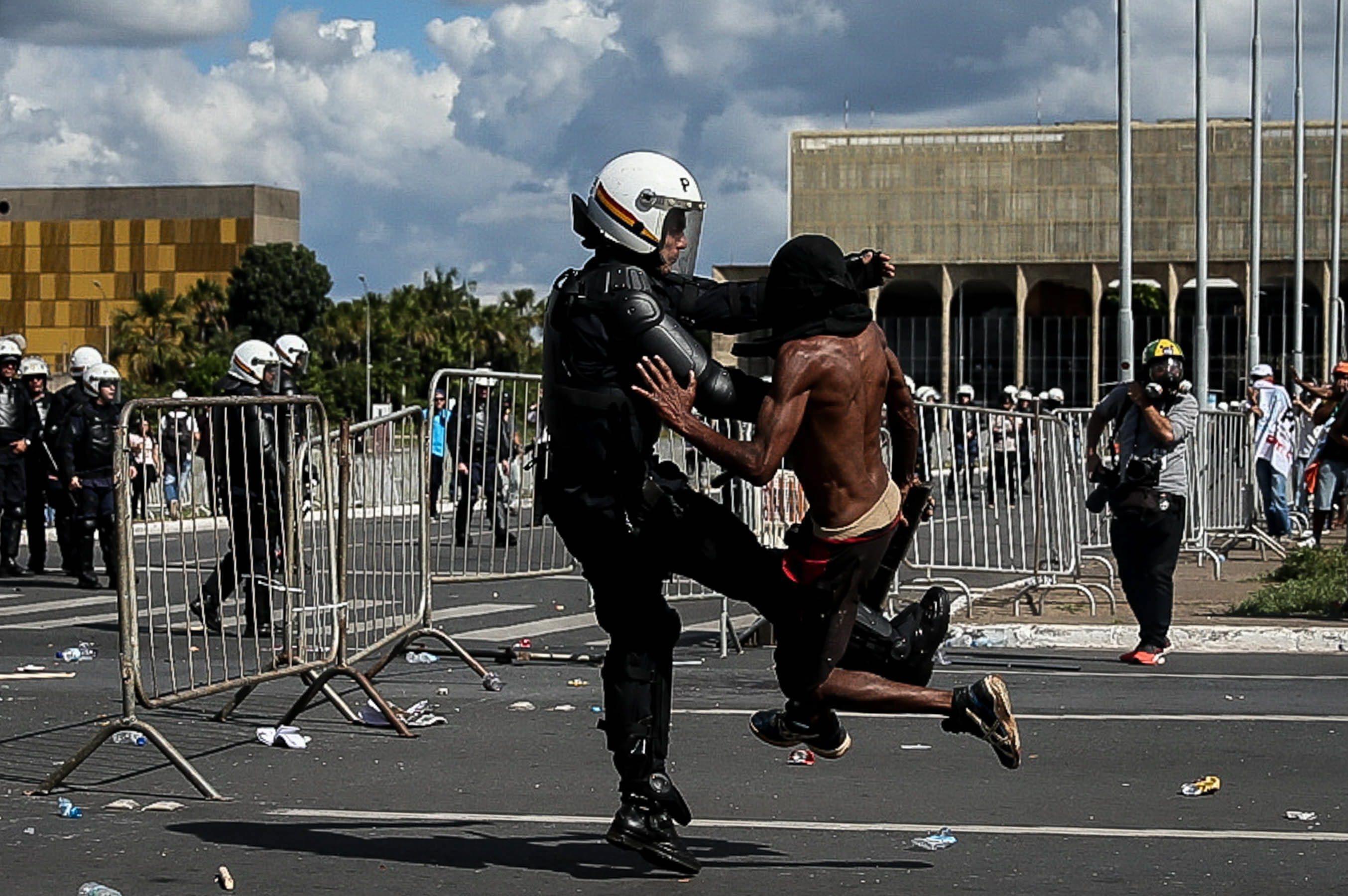 Demonstrators attack the Agriculture Ministry in a protest against Temer 
