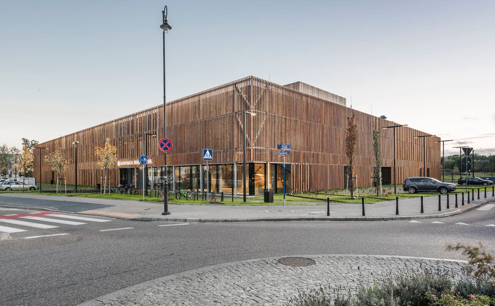 Przedstawiciele Akademia High School mówią: - Architektura powinna stymulować, inspirować, dawać uczniom poczucie bycia w ważnym i wyjątkowym miejscu. Do zaprojektowania szkoły jej pomysłodawcy zaprosili pracownię Medusa Group. Budynek to połączenie przestrzeni do pracy akademickiej (np. laboratoria biologiczne, chemiczne, fizyczne) i przestrzeń do zajęć artystycznych i pracy twórczej, w budynku ważne miejsce zajmują obiekty sportowe oraz przestrzenie wspólne i miejsca do pracy własnej i relaksu (temu służą min. eko-dach, zielone patio, świetlice, kantyna). Na terenie szkoły powstał także ogród, w którym uczniowie sami uprawiają owoce i warzywa, bo zarówno szkoła, jak i sam budynek mają edukować w dziedzinie ochrony środowiska i świadomości ekologicznej.