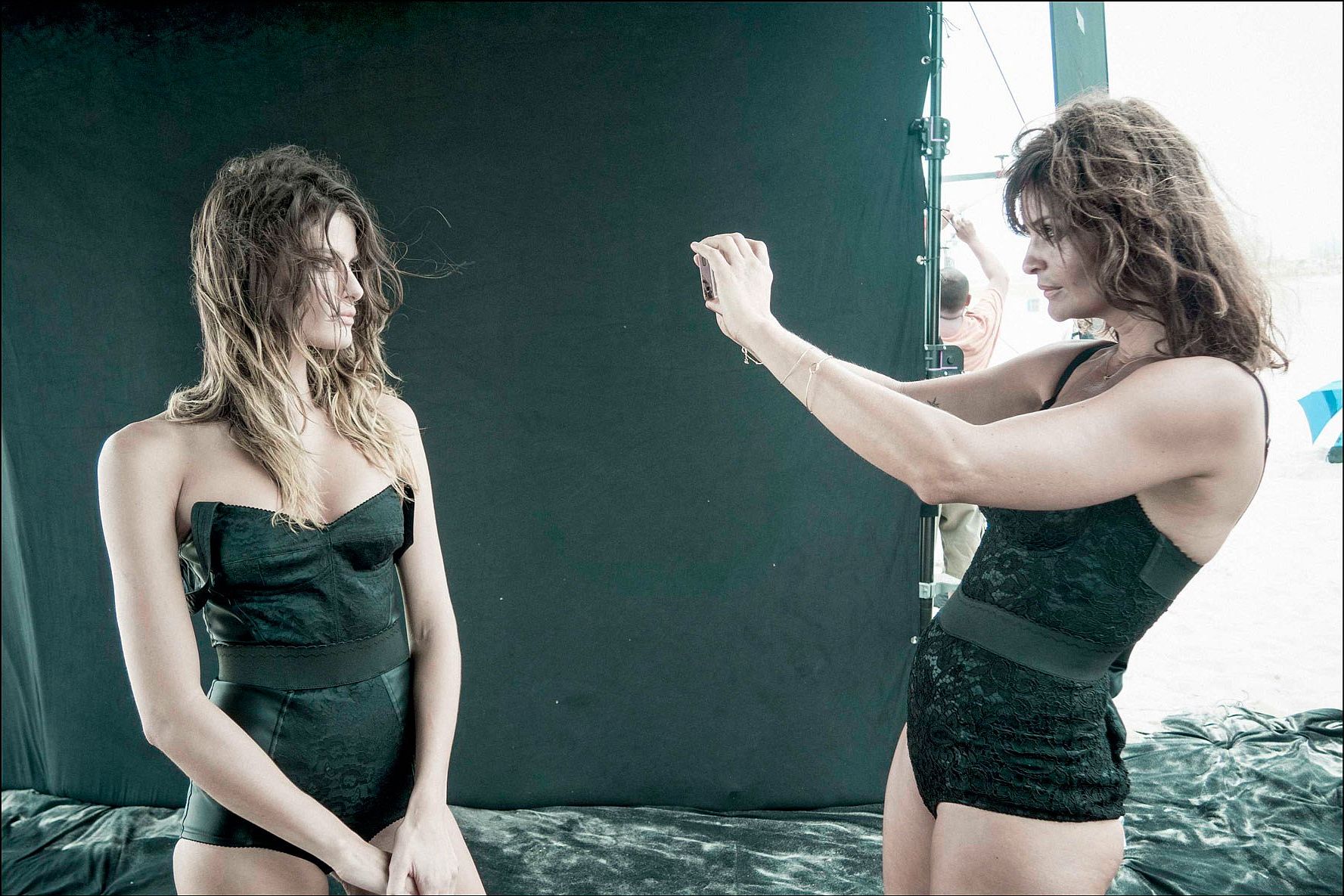 Obaj panowie portretują kobiety w zupełnie inny sposób. Lindbergh preferuje naturalność. Demarchelier ceni glamour. Alessandre Ambrosio, Alek Wek, Isabel Fontana, i