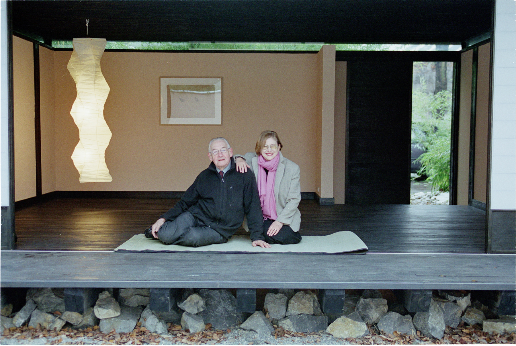 Andrzej Wajda i Krystyna Zachwatowicz w pawilonie herbacianym Muzeum Sztuki i Techniki Japońskiej Manggha w Krakowie, 2005 r.