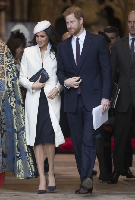 ... internauci komentujący stylizacje jej i Meghan, uznali, że to partnerka księcia Harry'ego wypadła lepiej. Jasny płaszcz od Amandy Wakeley (warty prawie 900 funtów, czyli około 4300 zł) świetnie komponował się z jej urodą i resztą stroju, a jednocześnie nadawał stylizacji lekkość. Też jesteście zachwyceni tym zestawem?