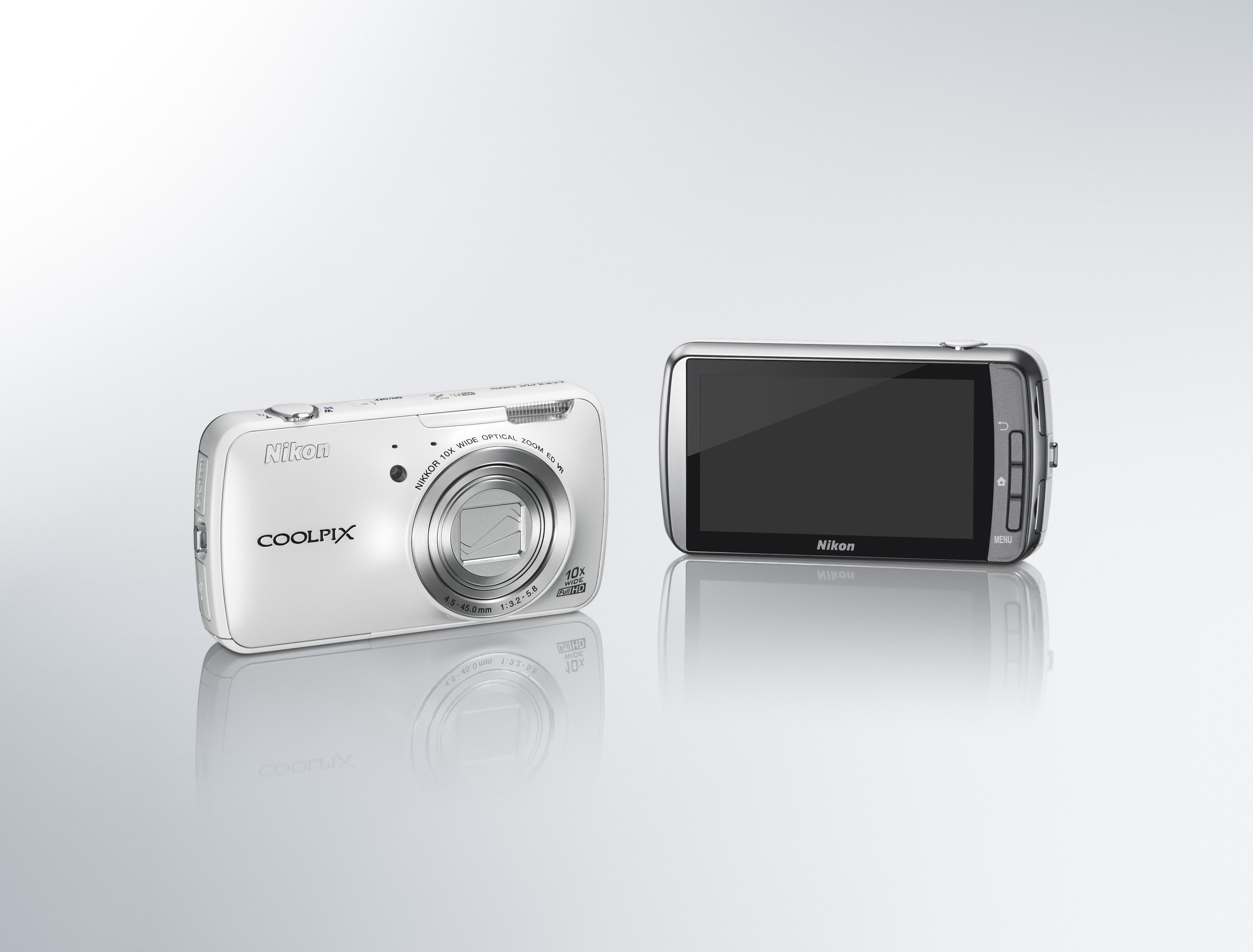 COOLPIX S800c to rewolucyjny aparat kompaktowy obsługiwany przez system operacyjny Android™. Dzięki wbudowanemu modułowi Wi-Fi urządzenie umożliwia m.in. dostęp
do Google Play™.
Aparat wyposażono w obiektyw NIKKOR z 10-krotnym zoomem optycznym, matrycę CMOS o rozdzielczości 16 mln pikseli oraz wysokiej jakości ekran dotykowy o przekątnej 3,5 cala.