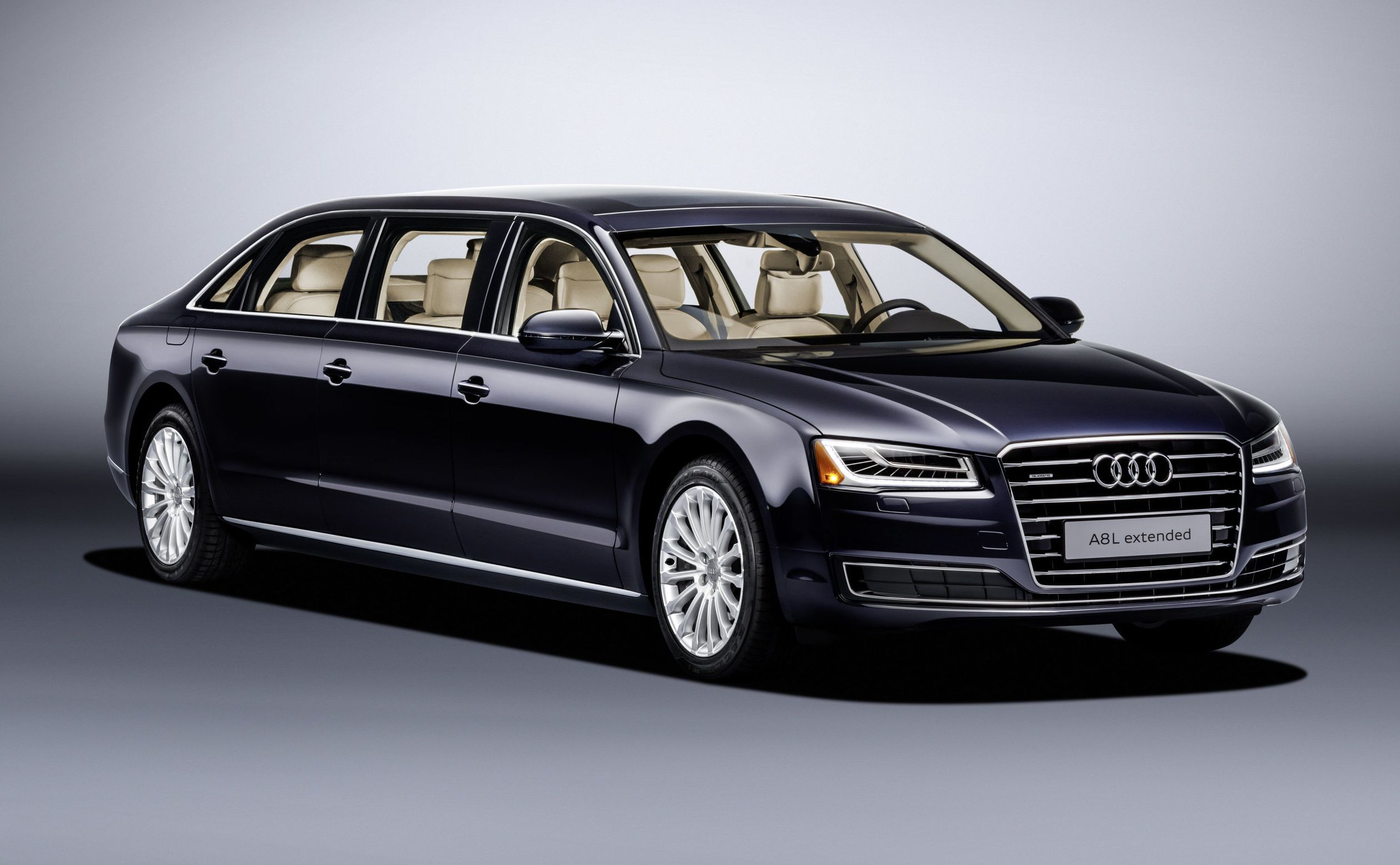 Audi A8 L extended ma prawie w całości aluminiową karoserię znaną już z seryjnego A8, osadzoną na Audi Space Frame. W procesie produkcyjnym powiększonego modelu inżynierowie wydłużyli progi boczne i tunel środkowy, wykorzystując do tego wytłaczane, aluminiowe profile, wspomagające również obieg powietrza w tunelu środkowym...