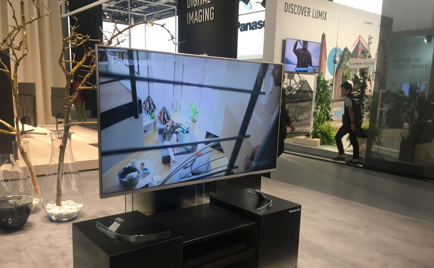 To dość ciekawy wynalazek Panasonica dla tych, którzy nie mogą się zdecydować, czy telewizor powiesić, czy ustawić go na szafce. Ruchomy w pionie uchwyt pozwala podnieść telewizor z magnetycznych nóżek, by ekran zawisł w powietrzu.