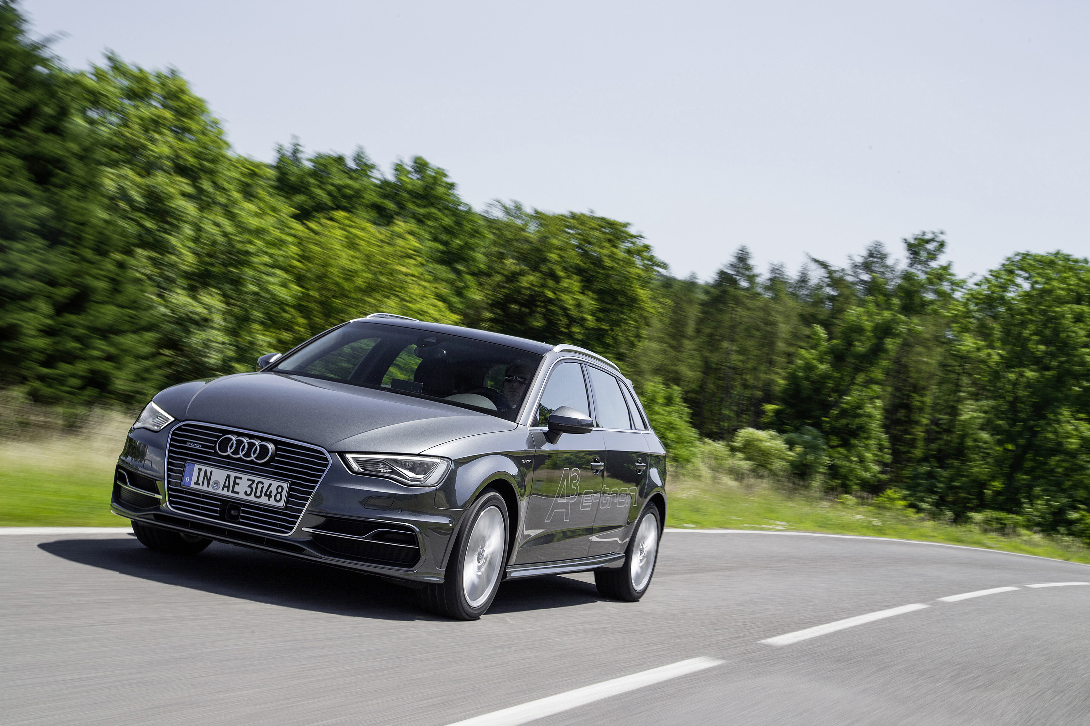 Zasięg? Spalanie? Audi A3 sportback e-tron może poruszać się tylko przy pomocy silnika spalinowego, wyłącznie z napędem elektrycznym lub też w trybie hybrydowym. Wyłącznie na napędzie elektrycznym A3 e-tron rozpędza się do prędkości 130 km/h, a jego maksymalny zasięg w tym trybie jazdy wynosi 50 km. Kolejnych 890 km może przejechać napędzane silnikiem spalinowym. Łączny zasięg samochodu to 940 km. Inżynierowie niemieckiej marki obiecują, że dzięki hybrydowemu napędowi, średnie spalanie A3 Sportback e-tron to 1,5 l benzyny na 100 km.
