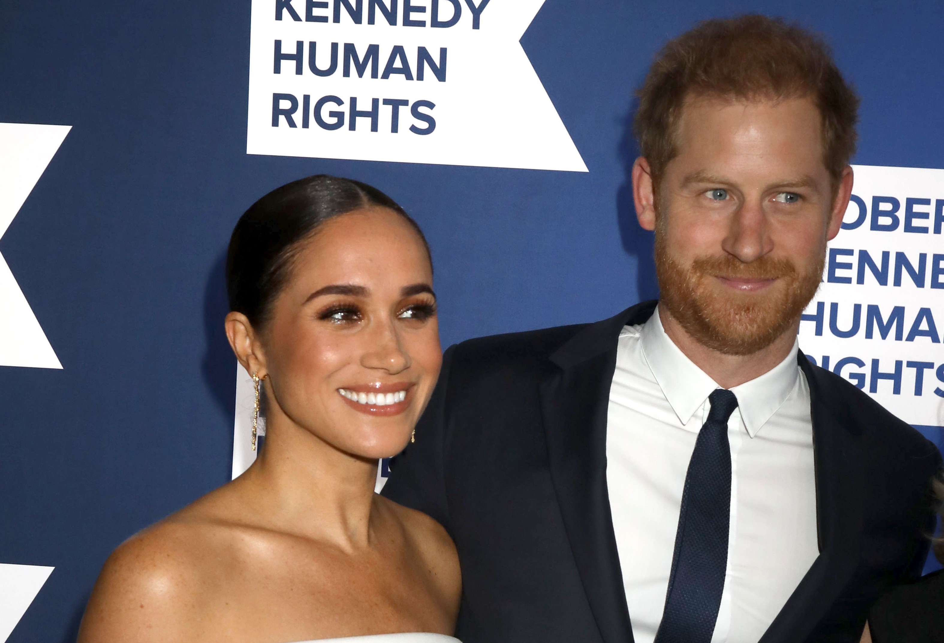 Kosárlabdameccsen tűnt fel Harry herceg és Meghan Markle: kínos pillanatokat örökített meg a csókkamera – videó
