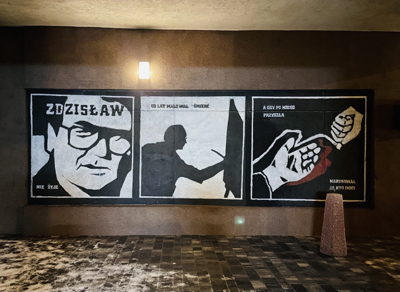 Mural upamiętniający Zdzisława Beksińskiego na elewacji bloku, w którym mieszkał. Warszawa, Służew.