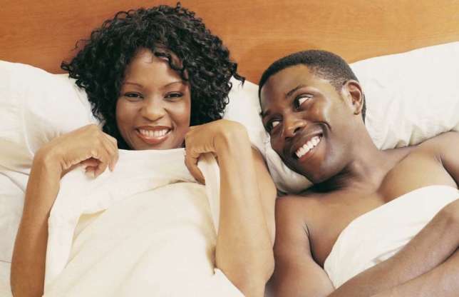 4 reasons why couples should sleep naked