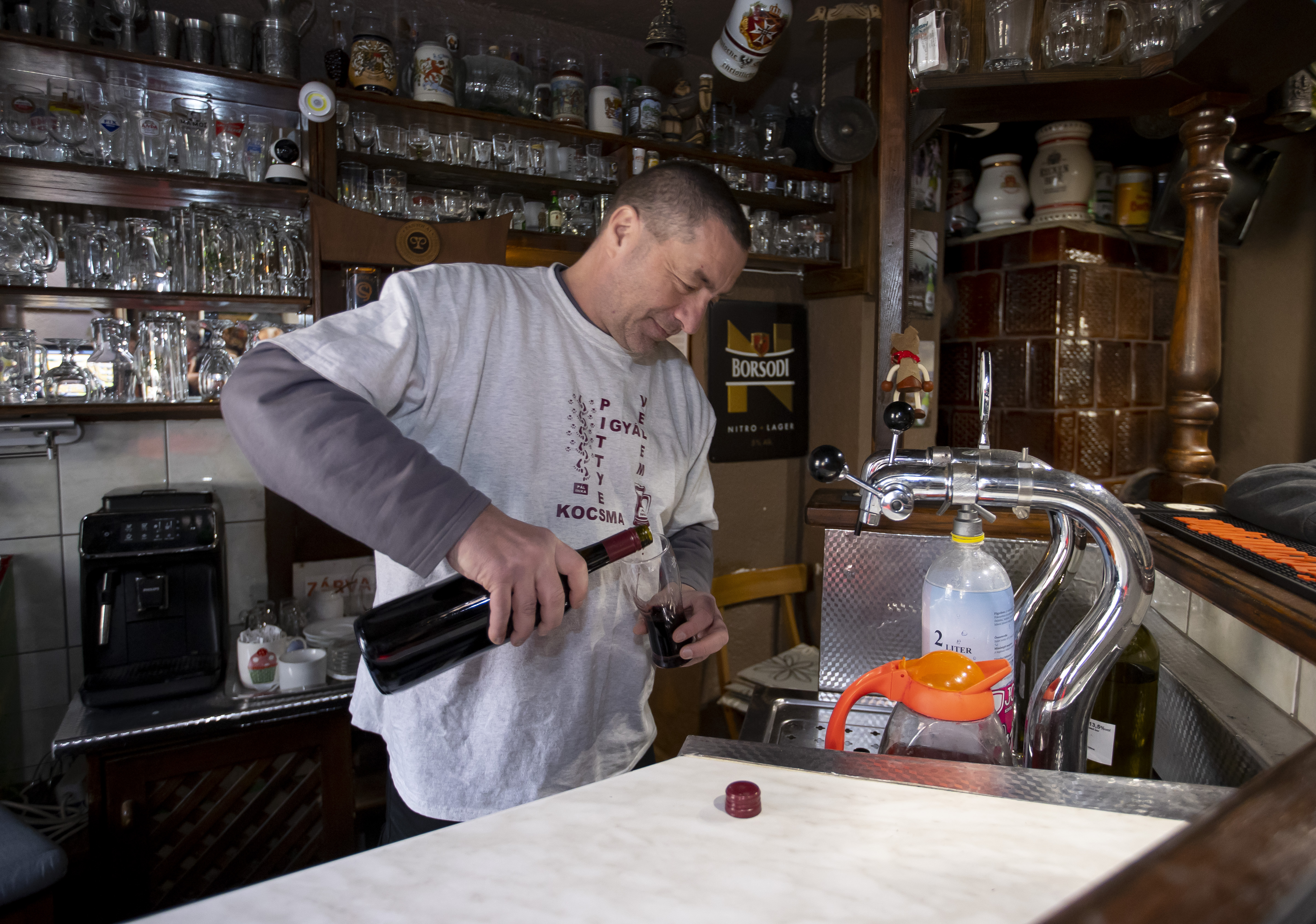 A Pittyes kocsmában mindenki az ő egészségére is koccint