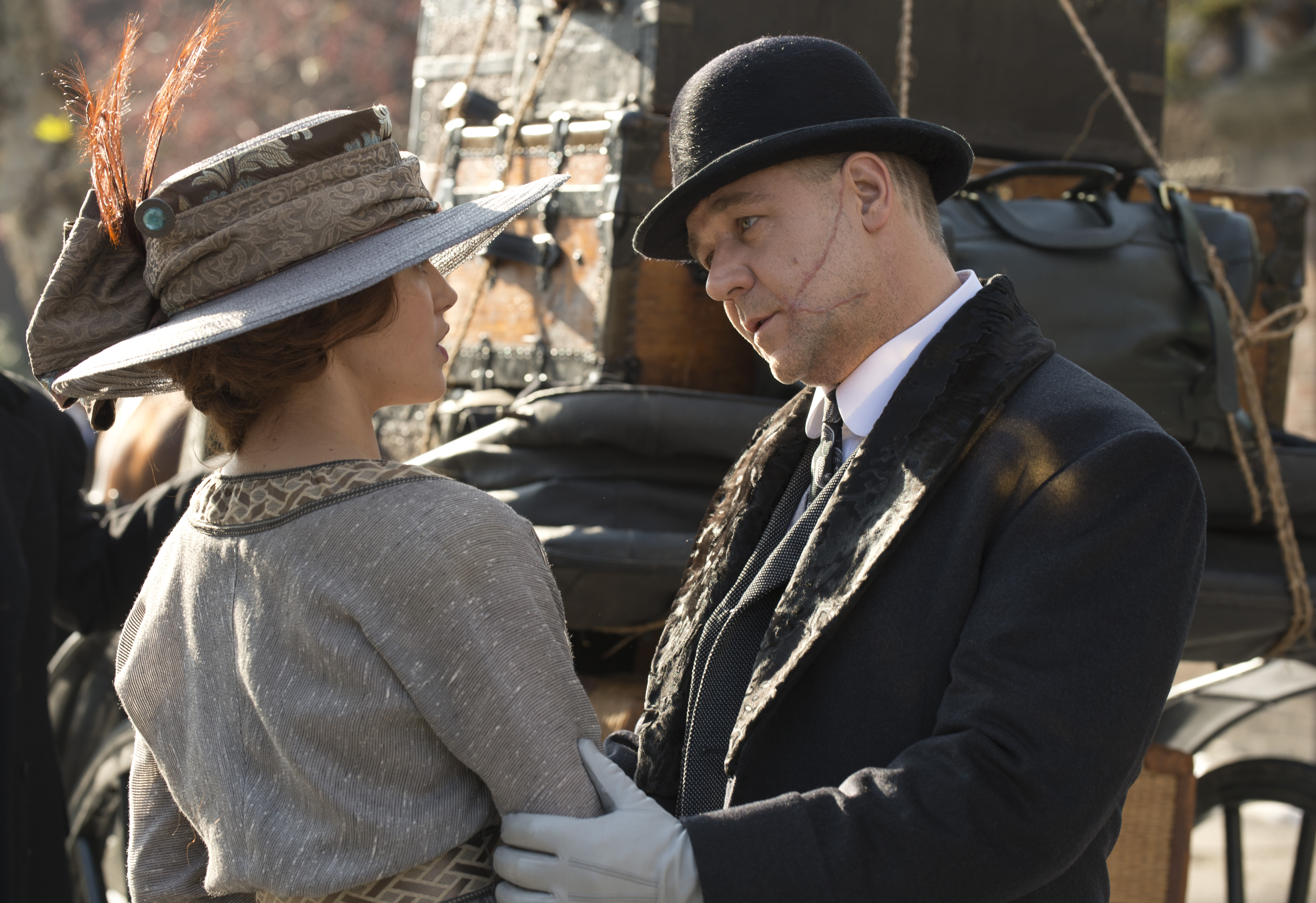 Russell Crowe i Jessica Brown Findlay w filmie