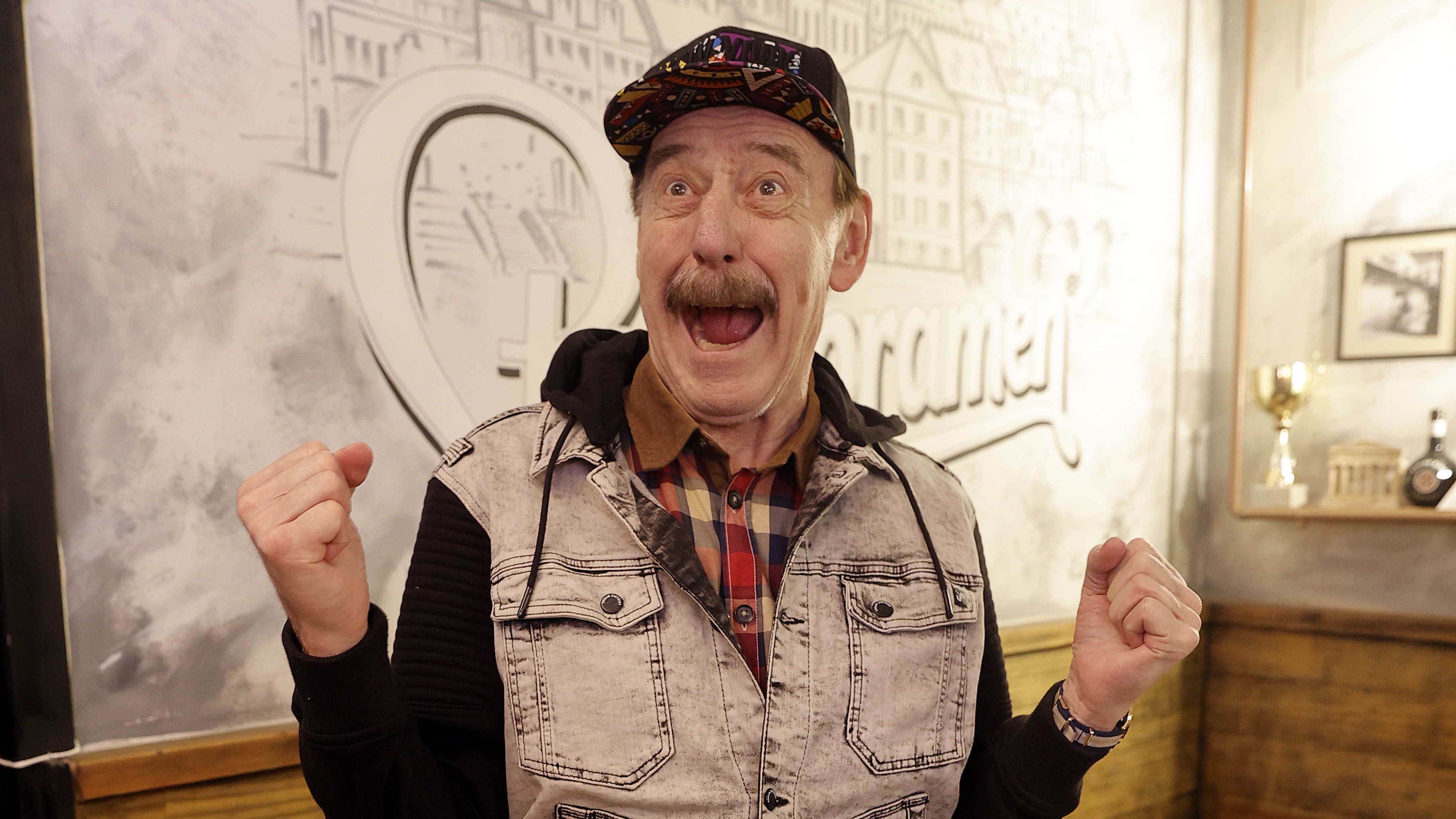 Szülinapi bulin kaptuk lencsevégre a legendát - tudja, kit ábrázolnak ezek a fotók? - Csak mert egy ország ismerte a hangját