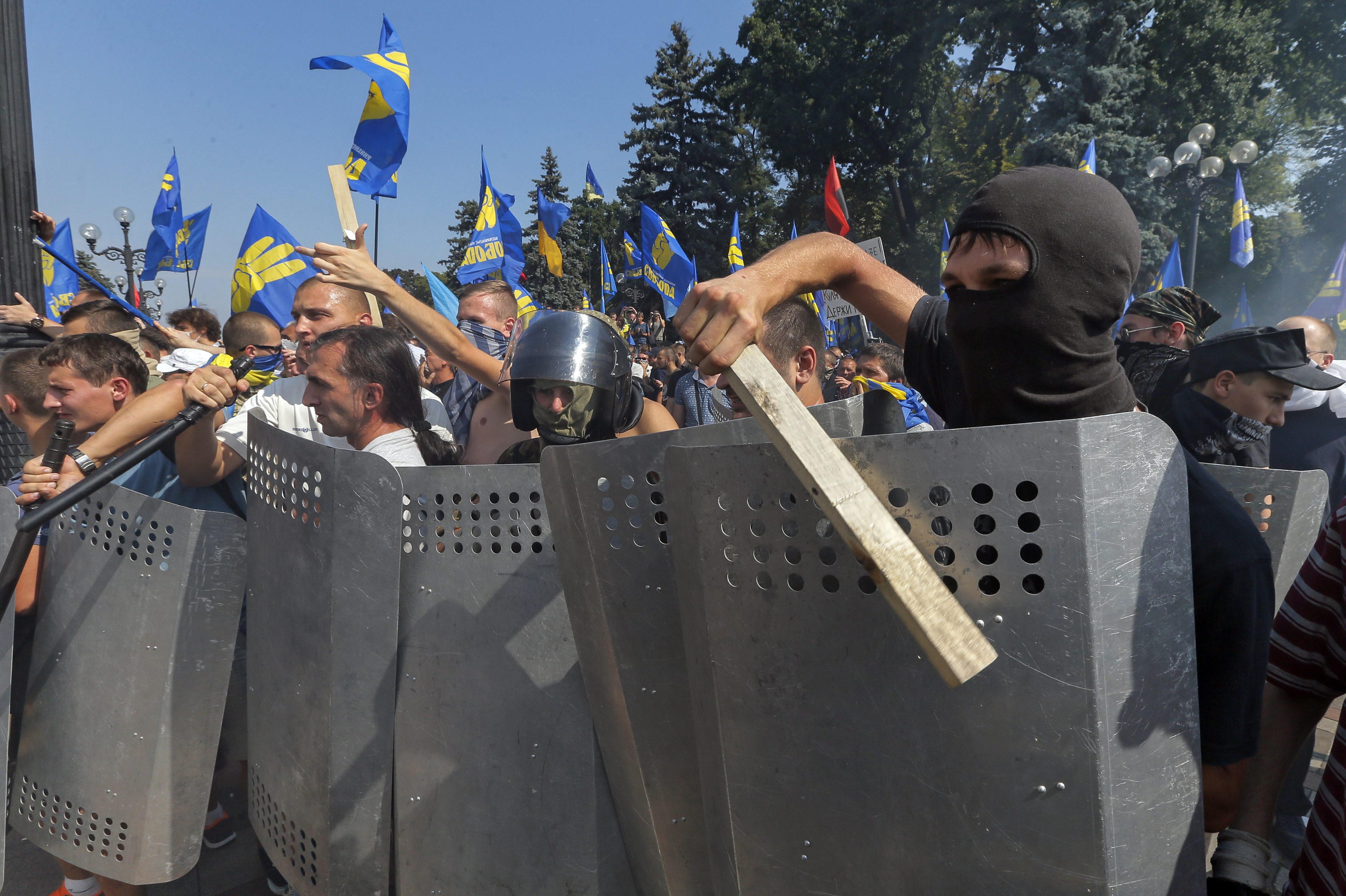 Ukraiński parlament przegłosował dziś zmiany w Konstytucji pozwalające na decentralizację państwa. Decyzja Rady nie była jednomyślna i spotkała się z protestami.