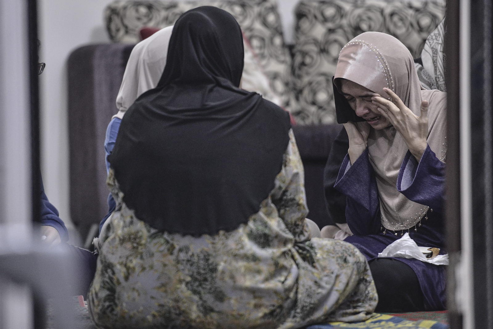 Żona jednego z członków załogi boeinga 777, Normi Binti Abdullah, dowiedziała się o śmierci swojego męża...