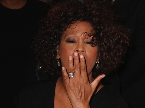 Podobną przyczynę miała śmierć Whitney Houston – „wielkiej nieobecnej” alkoholiczki. Czy tragiczny los tych dwóch gwiazd okaże się dla innych przestrogą?
