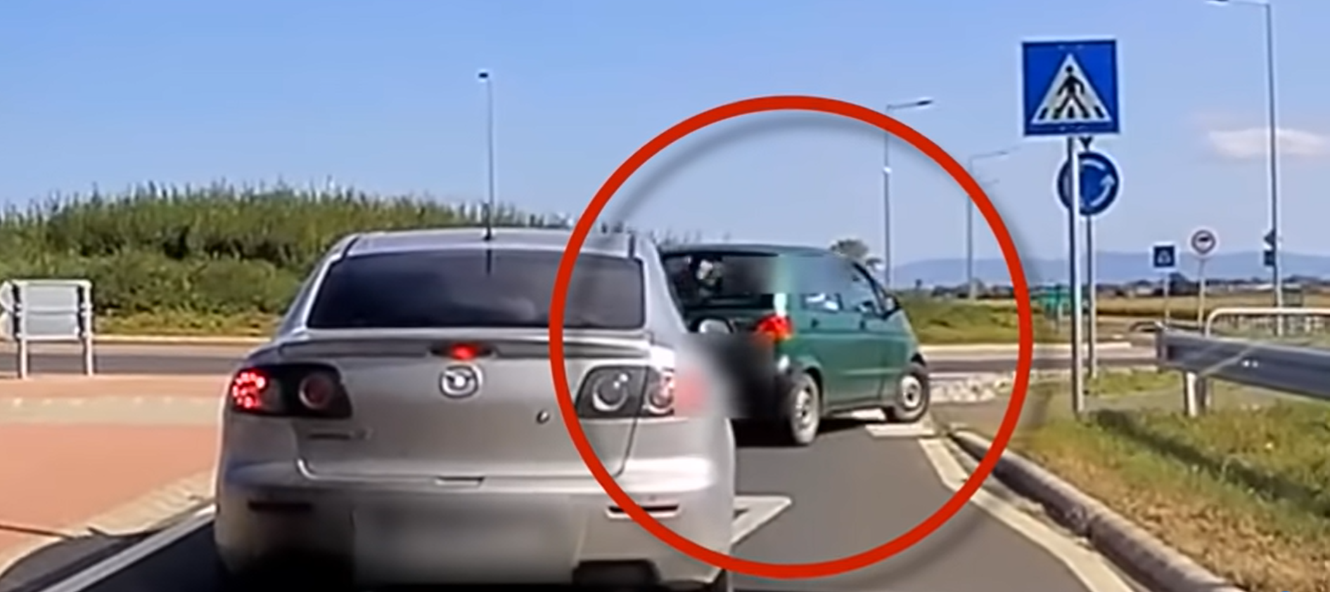 Minden rutinját beleadta: látnia kell, milyen megoldást választott ez az autós a körforgalomnál - videó