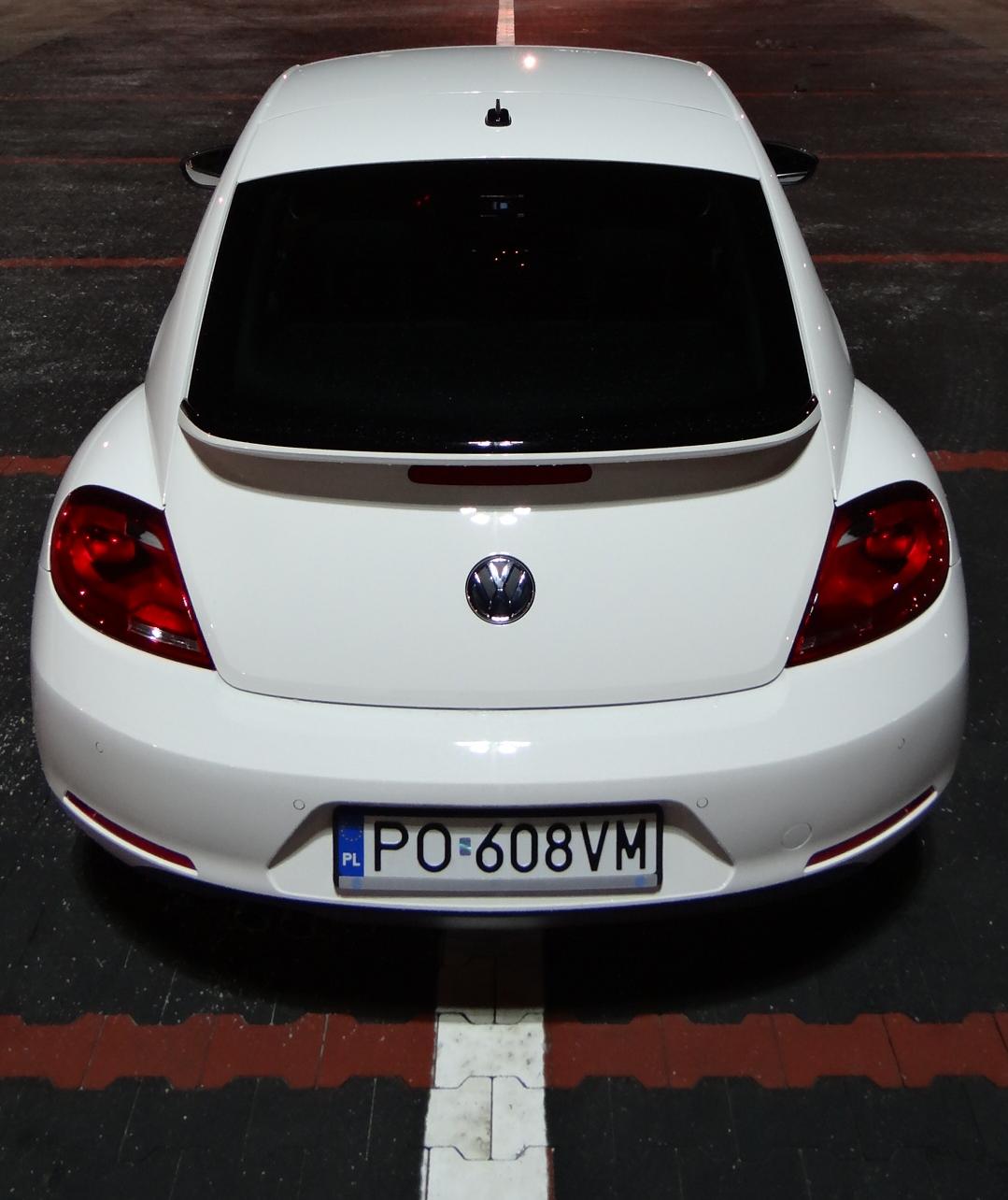 Maksymalny moment obrotowy 320 Nm jest gotowy do przyspieszenia auta w zakresie od 1750 do 2500 obr./min. O ile przyspieszenie nie stanowi najmniejszego problemu, to nadwaga stylowego VW tak. Auto z kierowcą waży około 1400 kg i to czuć podczas hamowania i próby nagłej zmiany kierunku jazdy. Cena?