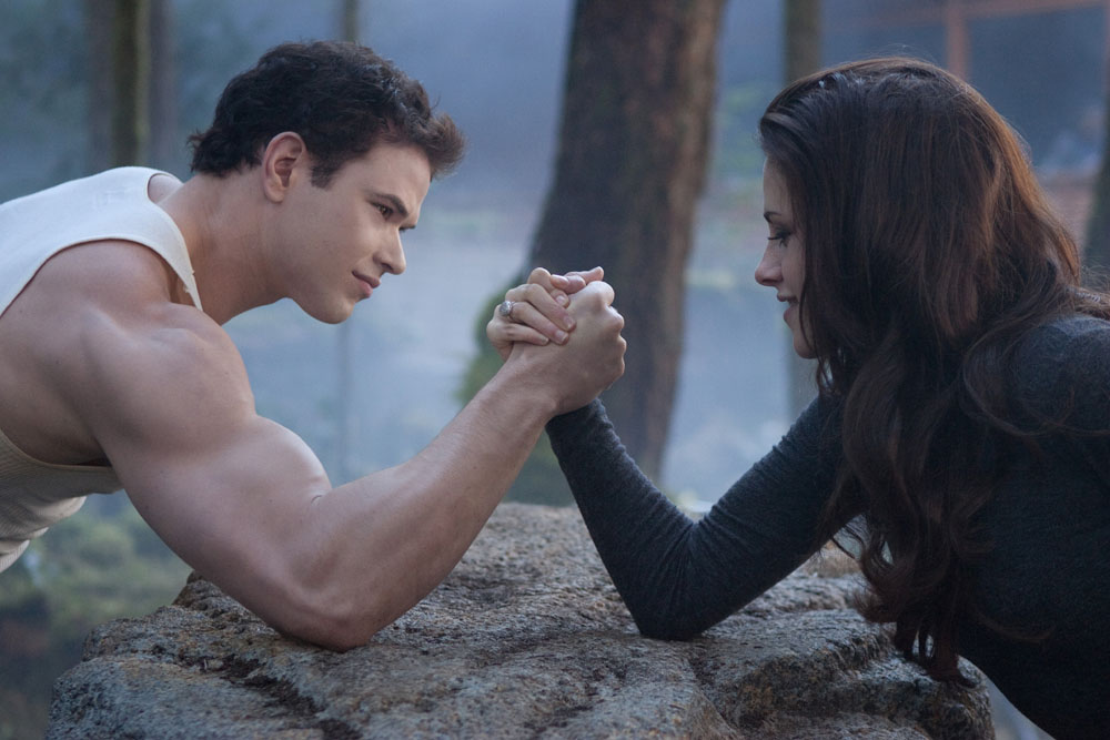 Kristen Stewart i Kellan Lutz w filmie