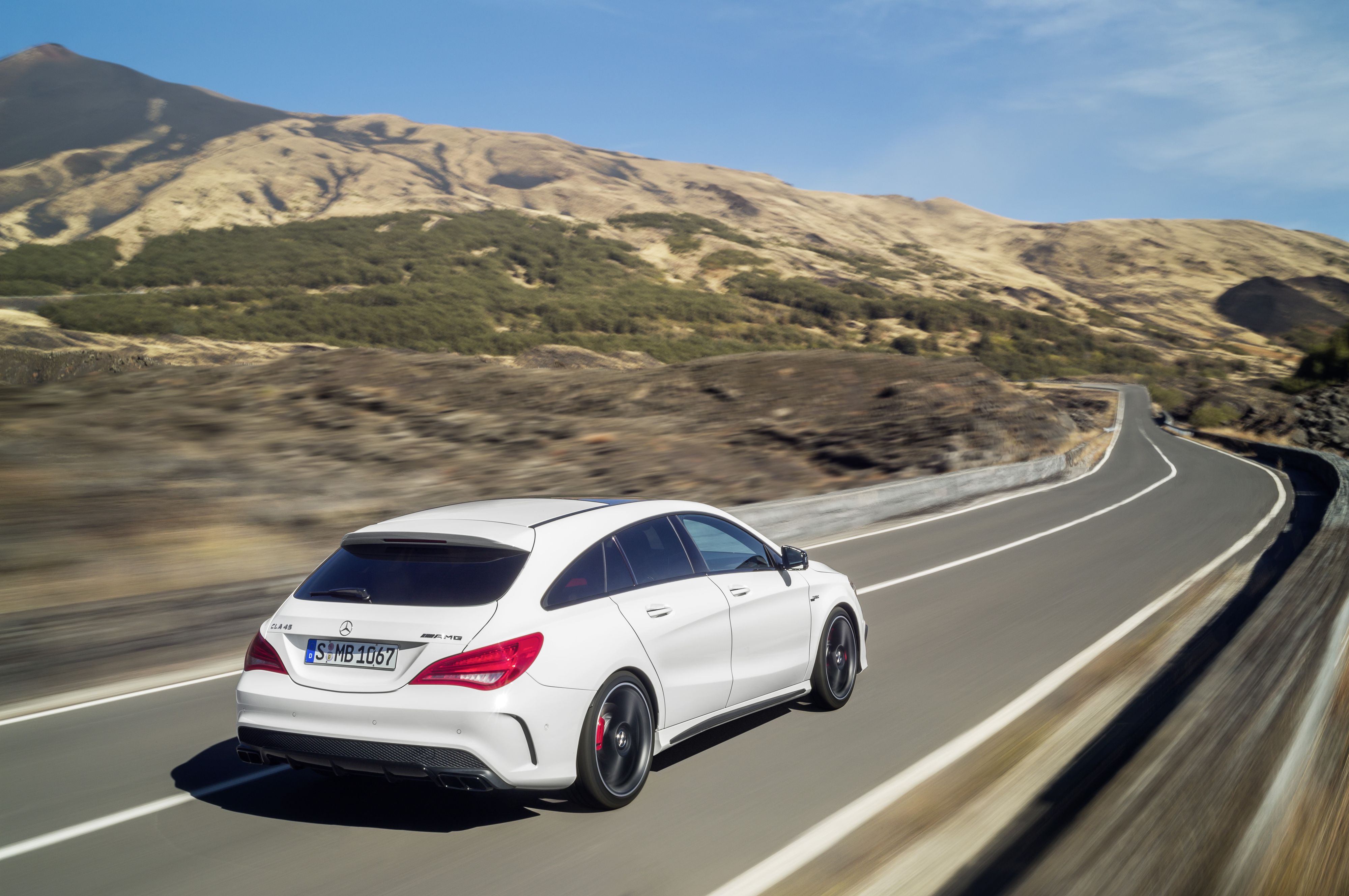 CLA 45 AMG Shooting Brake otrzymał twardszy układ jezdny, sztywniejsze łożyska osi, nowy zestaw sprężyn i amortyzatorów, wzmocnione stabilizatory, a także sportowy układ kierowniczy AMG oraz hamulce z kompletem nawiercanych tarcz.