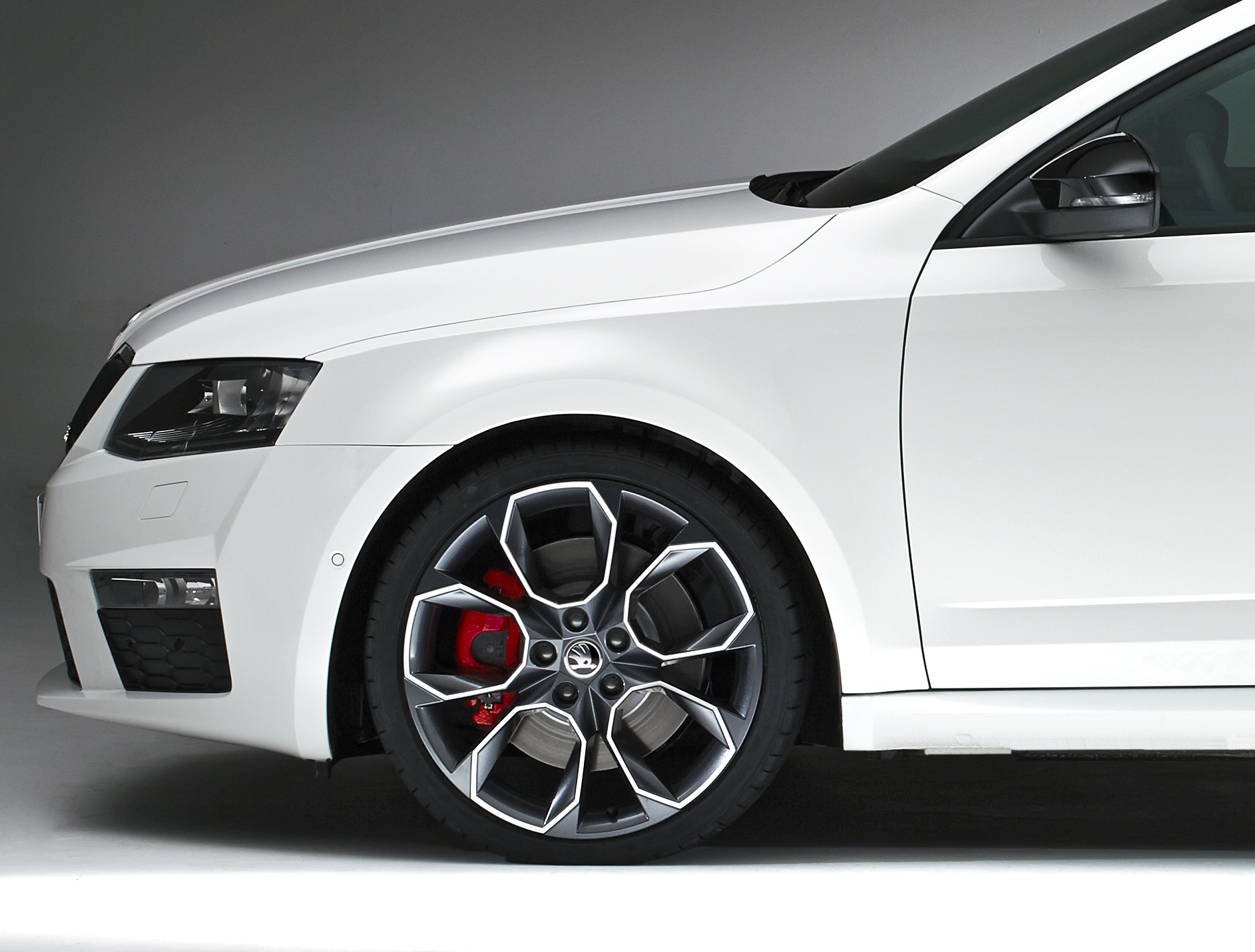 Nowa skoda octavia RS pod karoserią kryje sportowy zawieszenie. Nadwozie limuzyny i kombi zostało obniżone odpowiednio o 12 mm i 13 mm w porównaniu do zwykłych modeli octavii.