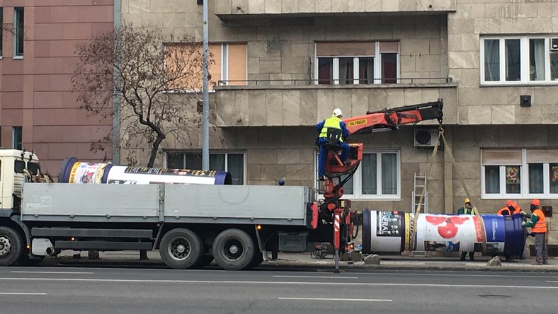 Szállítják a hirdetőoszlopokat