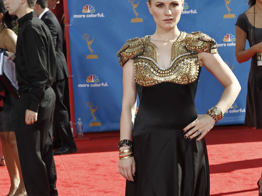 Anna Paquin w strojnej kreacji z ciężkim złotem – cały Alexander McQuinn!