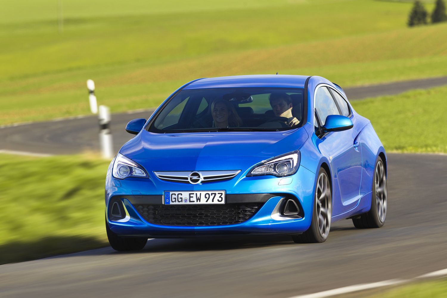 Astra OPC to najbardziej jadowita wersja auta produkowanego w śląskim zakładzie. 2-litrowe turbobenzynowe serce produkuje 280 KM i 400 Nm. Prędkość maksymalna - 250 km/h
