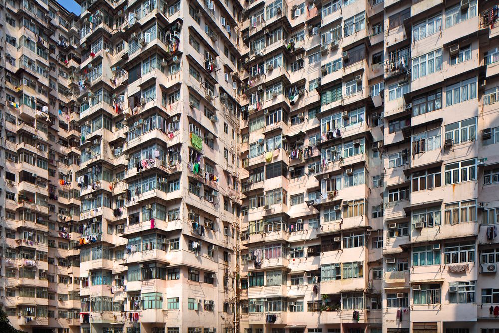 Przeludnienie to jeden z największych problemów Hongkong. Warunki mieszkaniowe są tam bardzo skromne. Okna, jeśli je w ogóle przewidziano, zazwyczaj są niewielkie