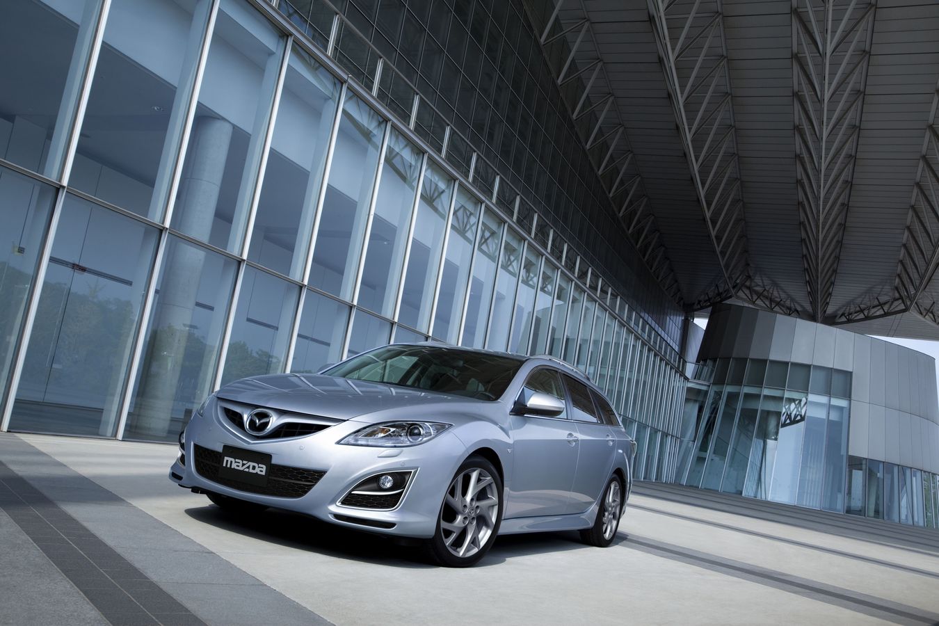 Nowa mazda szóstka to zmieniona stylizacja przodu plus nowe reflektory i tylne światła