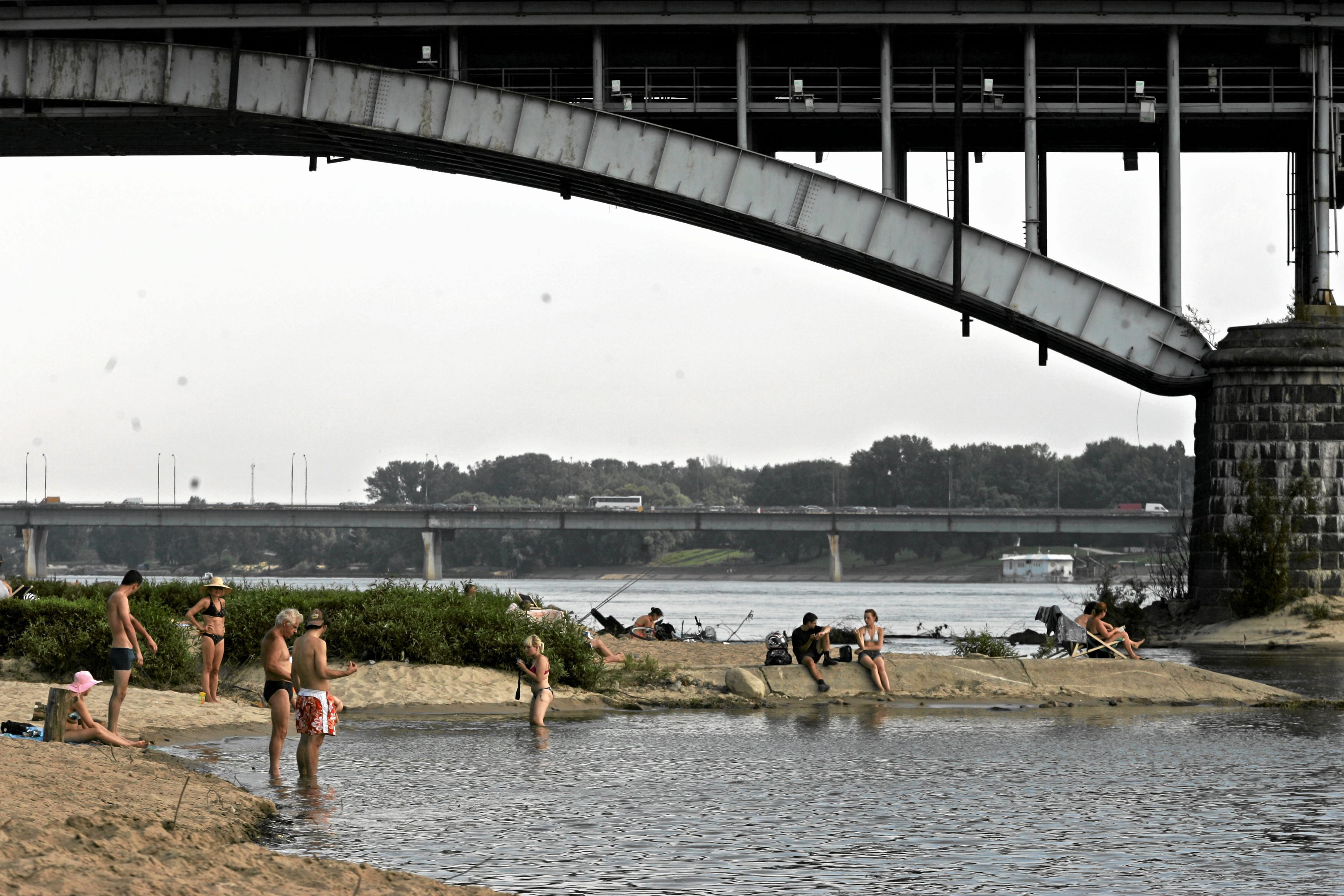 Od połowy maja nad Wisłą działa też pętla kajakowo-rowerowa, łącząca Płytę Desantu z żoliborska plażą. Pętla posiada dwa stopnie trudności - krótką, od Cypla Czerniakowskiego kilometr w dół rzeki do plaży przy Stadionie Narodowym i dłuższą, sześciokilometrową, aż do końca lewobrzeżnego bulwaru na nowej plaży na Żoliborzu. Z usługi można korzystać codziennie do końca sezonu. Główny punkt startowy znajduje się przy Płycie Desantu, nieopodal Portu Czerniakowskiego na lewym brzegi rzeki