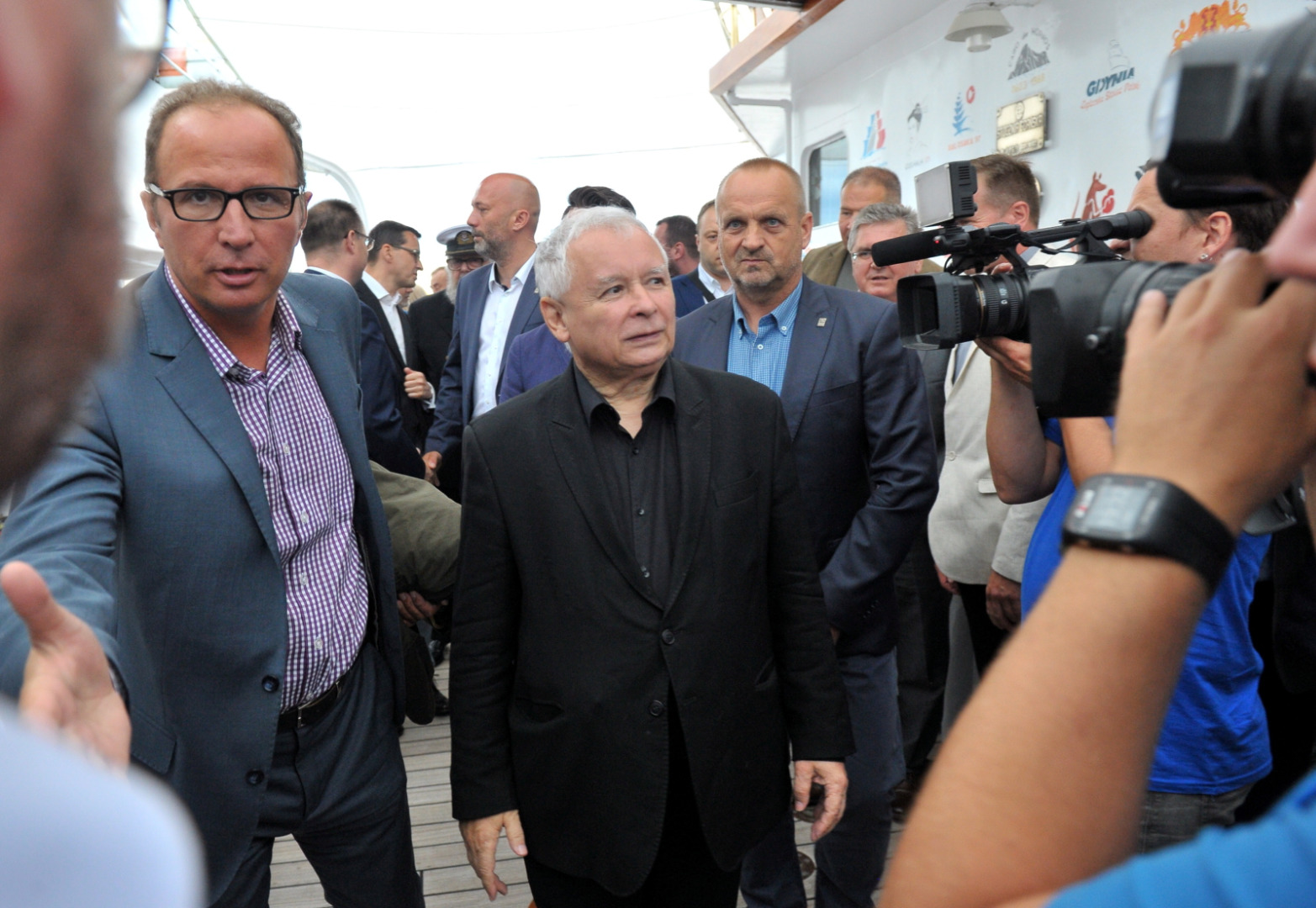 „Tunel pod Świnoujściem, budowa terminala LNG, S3 do granicy czeskiej, która pozwoli lepiej wykorzystać perspektywy handlowe dla małych i średnich firm, ale także przyciągnięcie wielkich inwestorów jak Zalando pod Szczecinem, które tworzą tysiące miejsc pracy, będziemy budować tutaj pierwszy prom to wszystko składa się na obraz dobrych perspektyw rozwoju gospodarczego regionu” - wymienił. Na pokładzie żaglowca znaleźli się także zachodniopomorscy posłowie PiS Michał Jach oraz Leszek Dobrzyński, a także inni działacze partii. Wśród zaproszonych gości byli prezesi i przedsiębiorcy związani ze szczecińskim przemysłem stoczniowym oraz zachodniopomorscy armatorzy. „Dzisiejsza impreza świadczy o tym, że Szczecin ma ogromny potencjał. Przede wszystkim ma na to wpływ bliskość Morza Bałtyckiego i odbudowa tutaj gospodarki morskiej. Założyliśmy, że odbudujemy siłę Szczecina i robimy to” - zaznaczył minister gospodarki morskiej i żeglugi śródlądowej Marek Gróbarczyk.