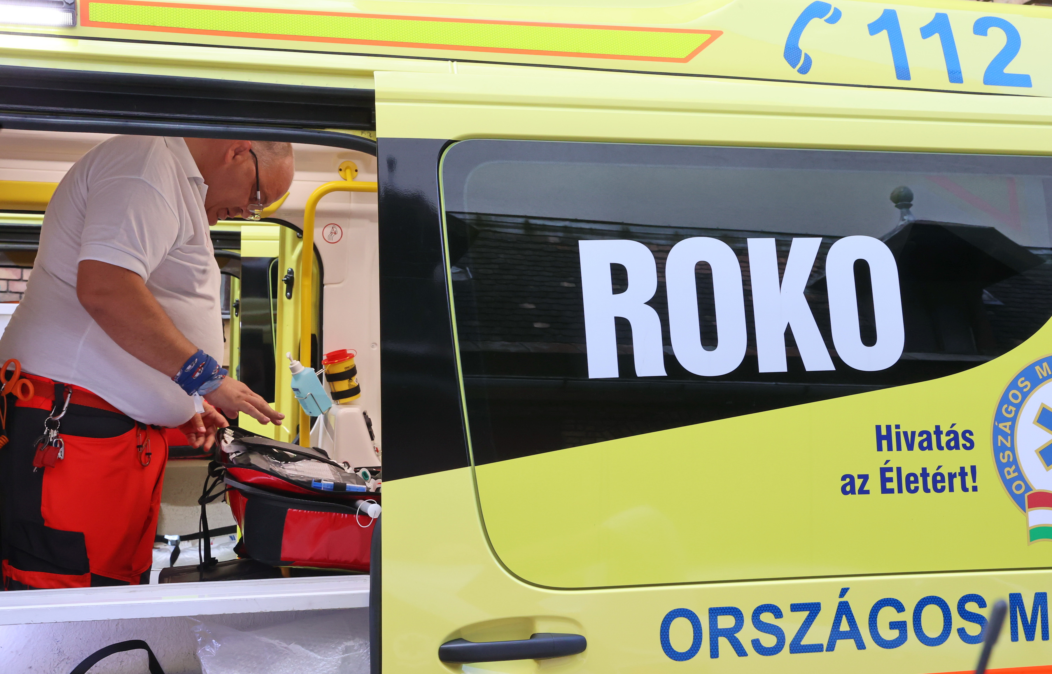 Van ennél lejjebb? Egy férfi kirabolta a mentősöket, miközben a barátját ápolták