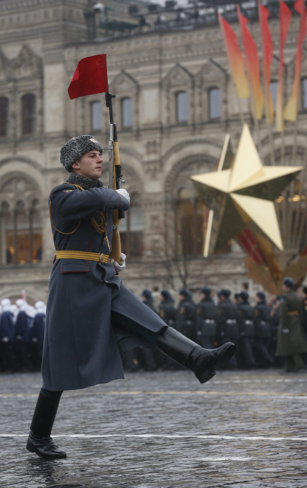 Czerwone i złote gwiazdy oraz inne komunistyczne symbole, sztandary historycznych jednostek wojskowych i uroczysta defilada...